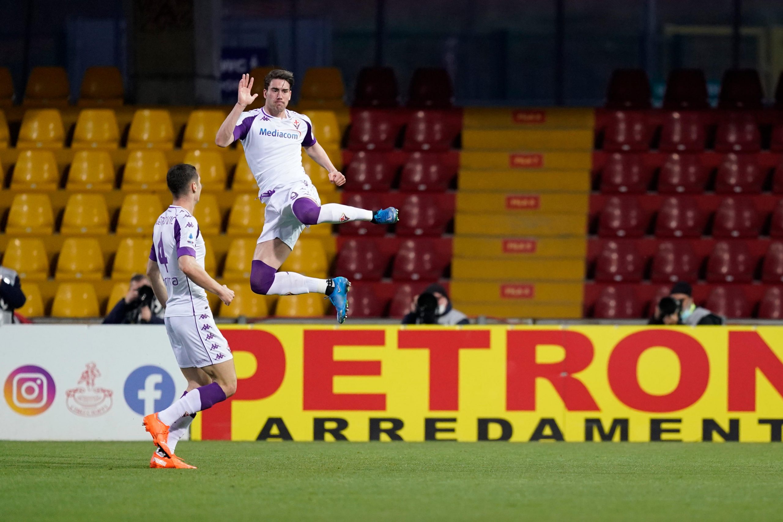 epa09072428 Fiorentina's Dusan Vlahovic (R) celebrates after scoring his team's first goal during the Italian Serie A soccer match Benevento Calcio vs ACF Fiorentina at Ciro Vigorito stadium in Benevento, Italy, 13 March 2021.  EPA-EFE/MARIO TADDEO