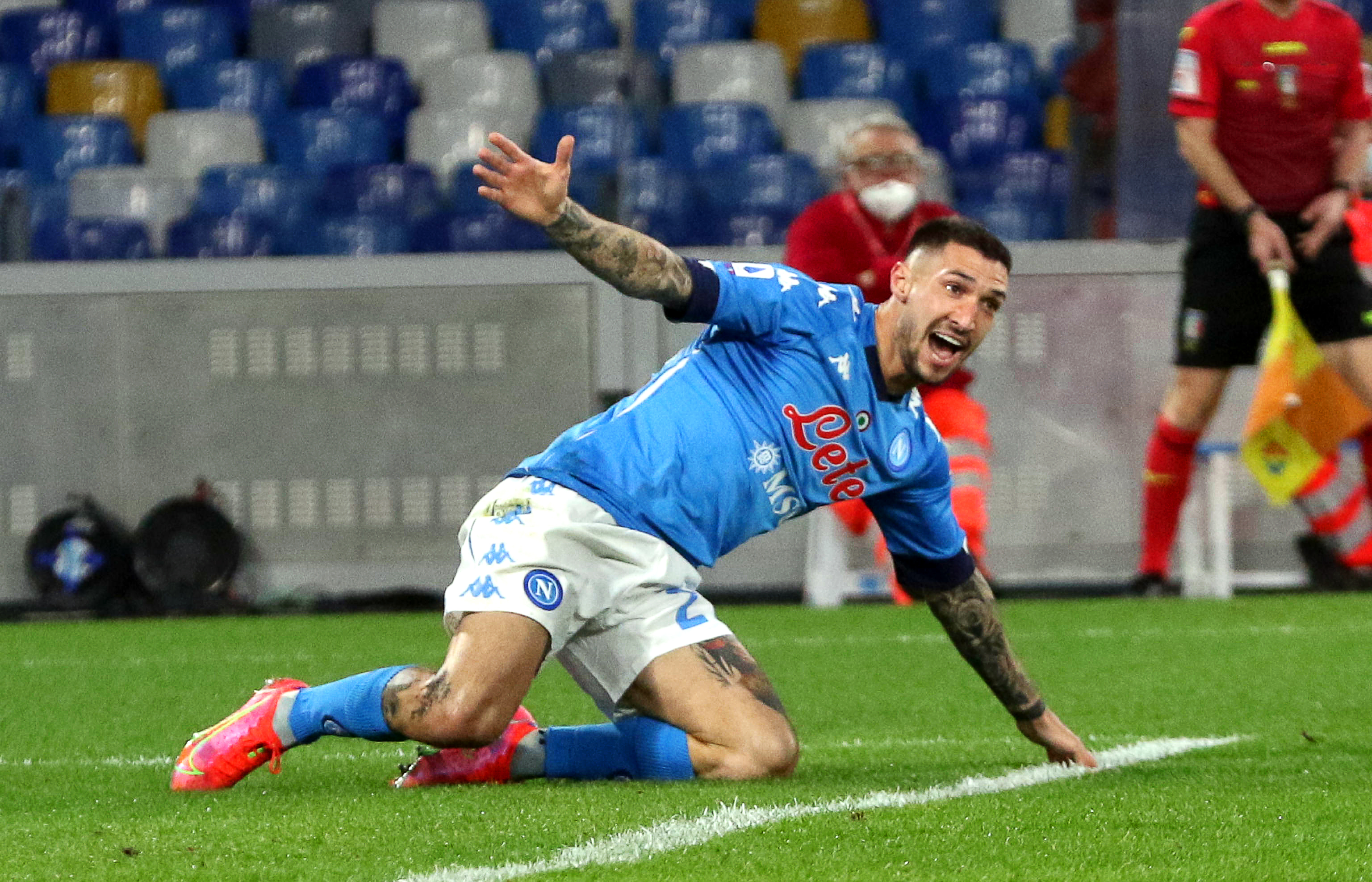 epa09060119 Napoli's Matteo Politano reacts during the Italian Serie A soccer match between SSC Napoli and Bologna FC at Diego Armando Maradona stadium in Naples, Italy, 07 March 2021.  EPA-EFE/CESARE ABBATE
