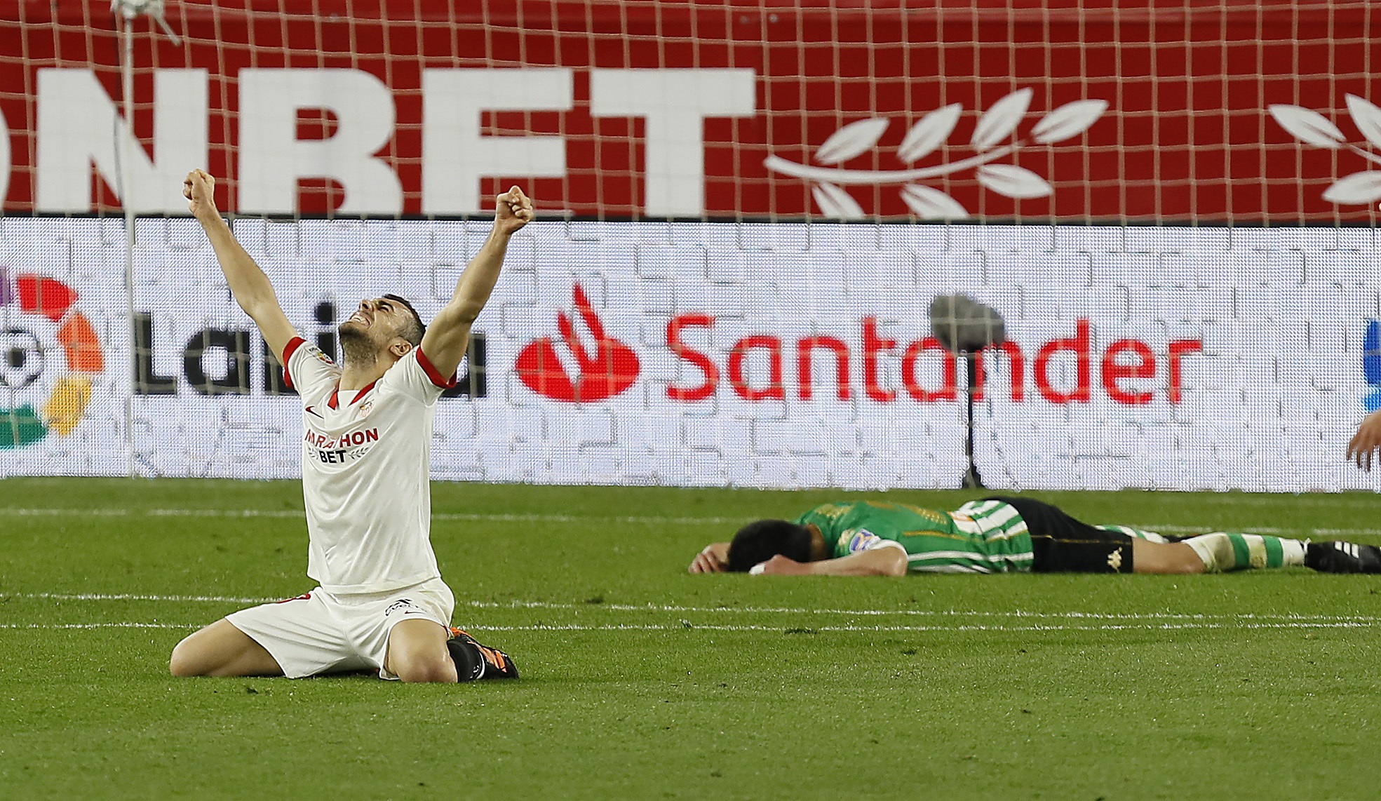 epa09074864 Sevilla's midfielder Jan Jordan (L) celebrates the victory at the end of the Spanish La Liga soccer match between Sevilla FC and Real Betis at Sanchez Pizjuan stadium in Seville, southern Spain, 14 March 2021.  EPA-EFE/Jose Manuel Vidal