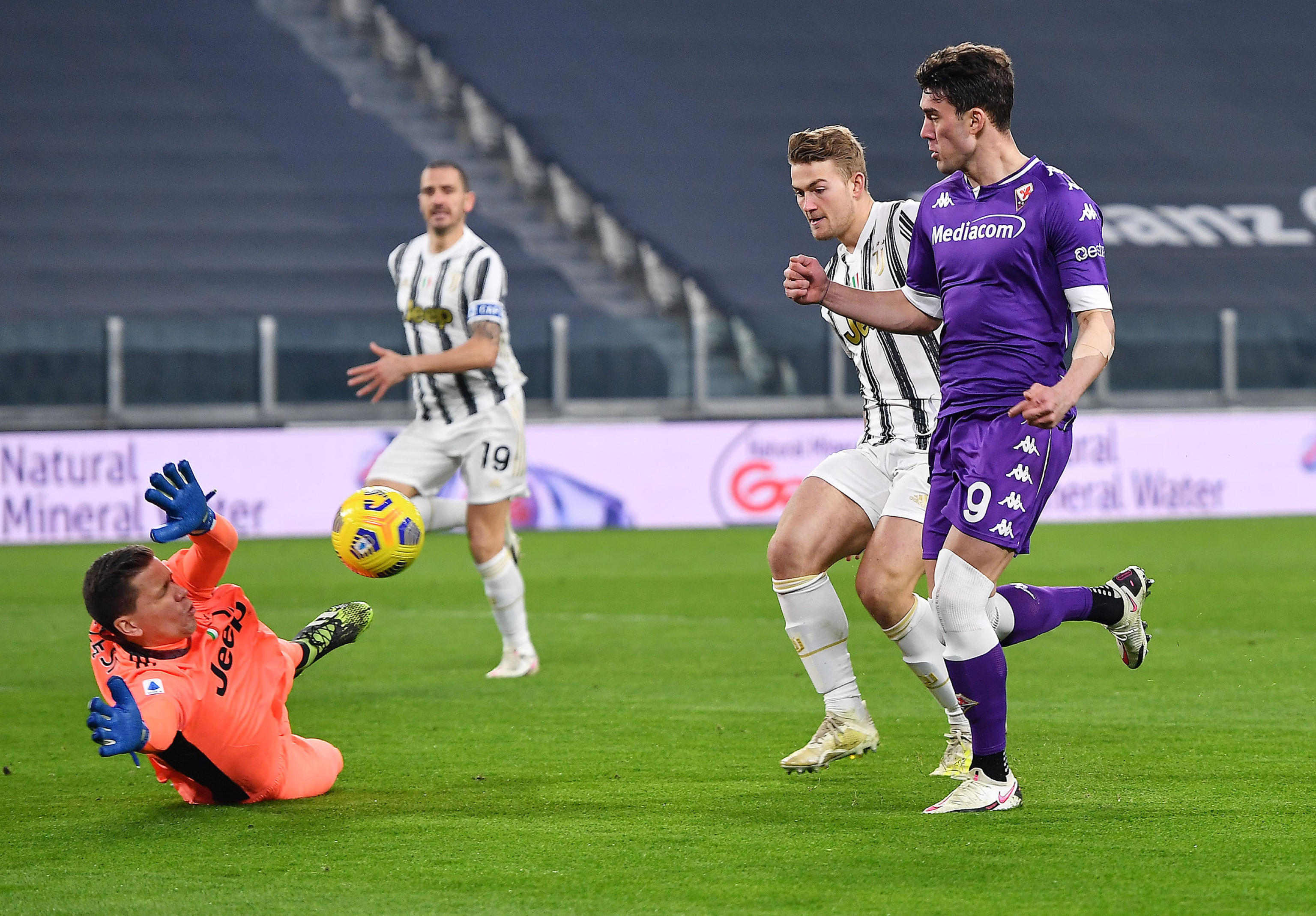 epa08900154 Fiorentina?s Dusan Vlahovic (R) scores the 1-0 lead during the Italian Serie A soccer match Juventus FC vs ACF Fiorentina at the Allianz Stadium in Turin, Italy, 22 December 2020.  EPA-EFE/ALESSANDRO DI MARCO
