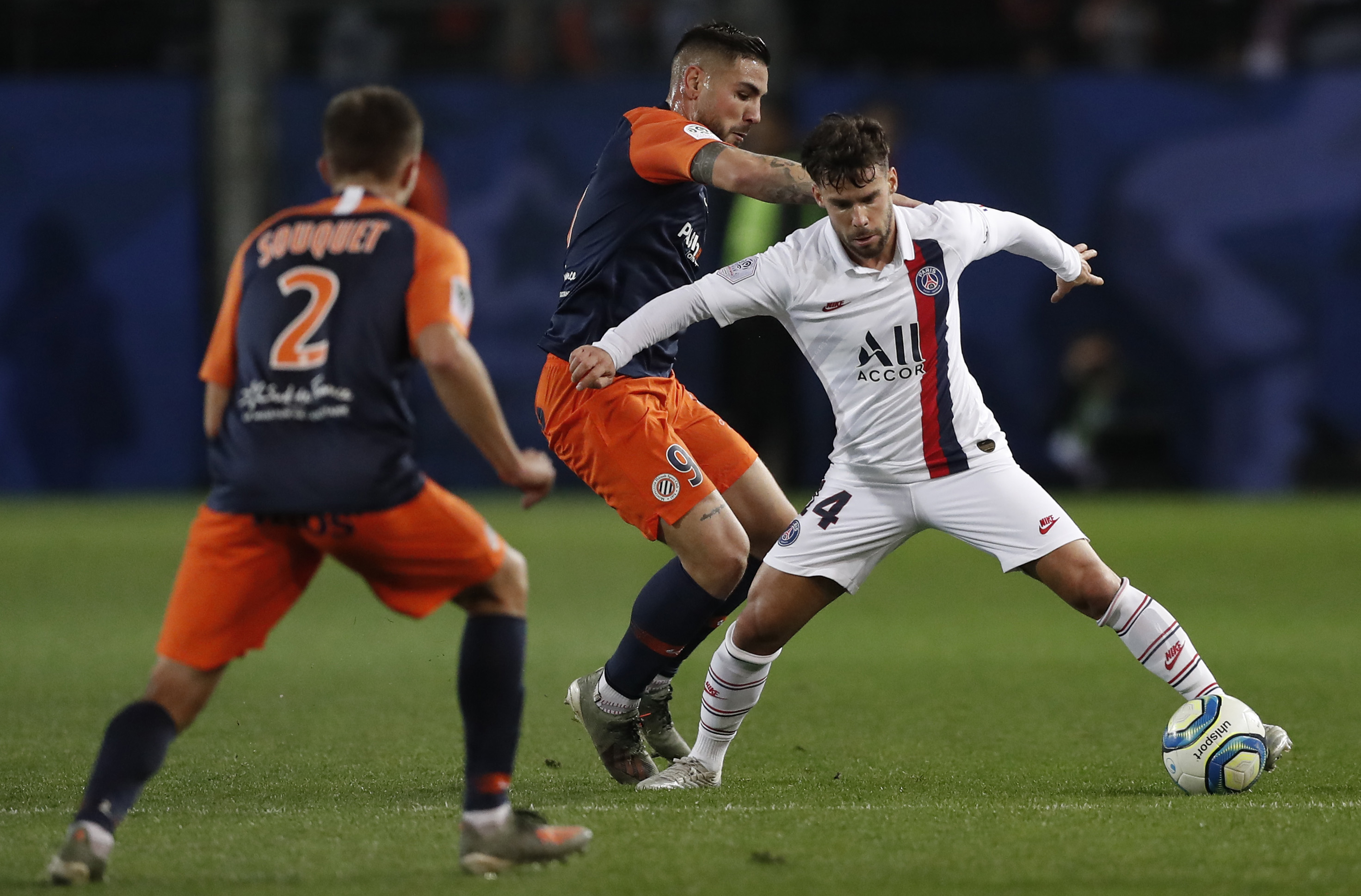 epa08052212 Montpellier HSC's Andy Delort (C) and Paris Saint Germain's Juan Bernat (R)  in action during their soccer ligue 1 match between Montpellier HSC and Paris Saint Germain in Montpellier, France, 07 December 2019.  EPA-EFE/GUILLAUME HORCAJUELO