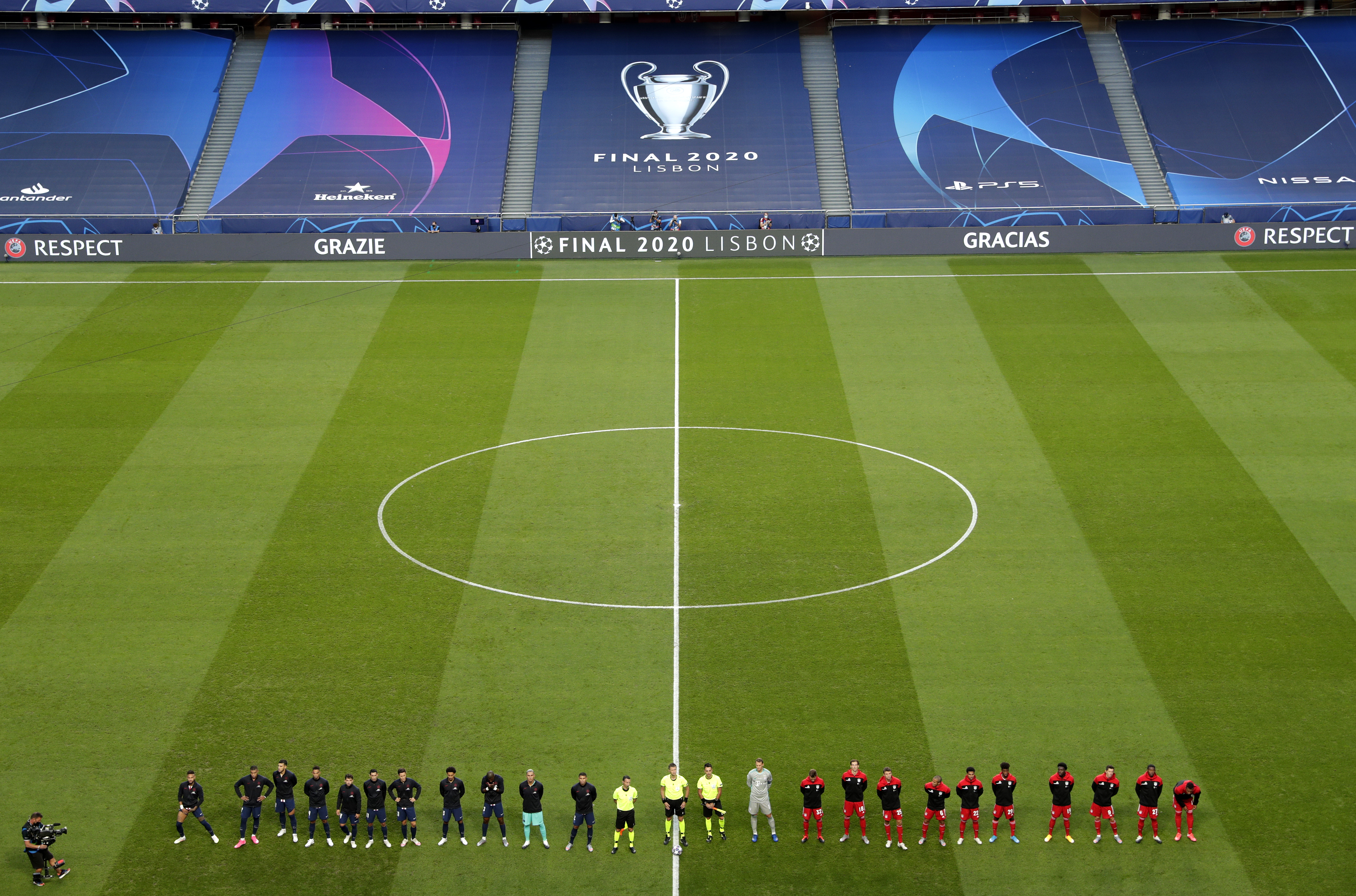 epa08620438 The teams line up before the UEFA Champions League final between Paris Saint-Germain and Bayern Munich in Lisbon, Portugal, 23 August 2020.  EPA-EFE/Manu Fernandez / POOL