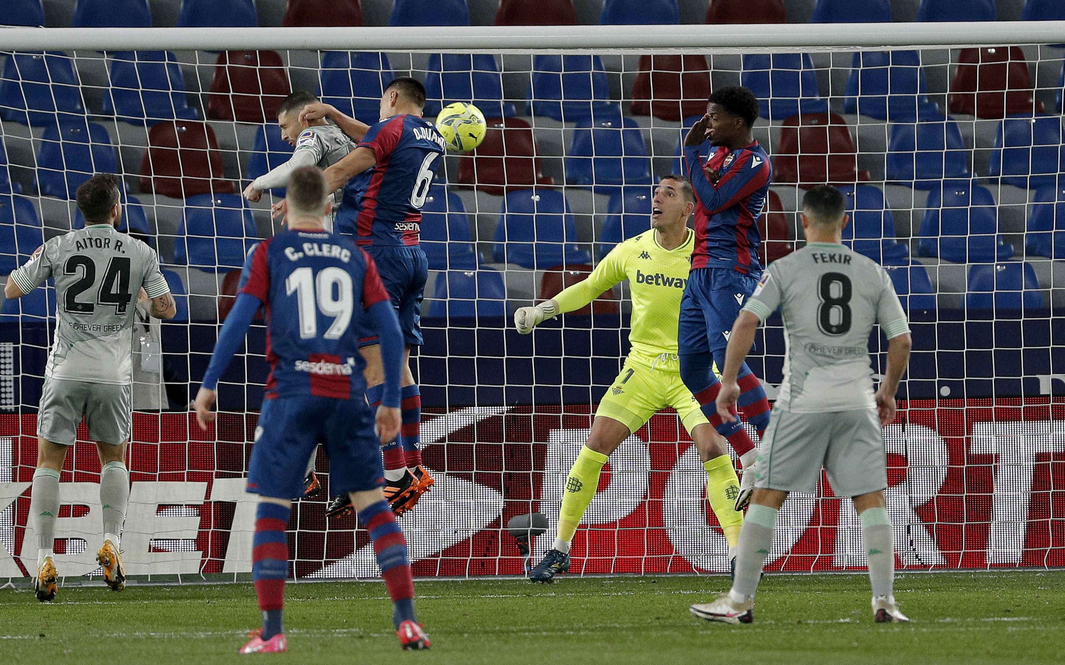 epa08910417 Levante's defender Oscar Duarte (4L)  scores Levante's first goal during the Primera Division LaLiga match held between Levante and Real Betis at the Ciutat de Valencia stadium, in Valencia, Spain, 29 December 2020.  EPA-EFE/MANUEL BRUQUE