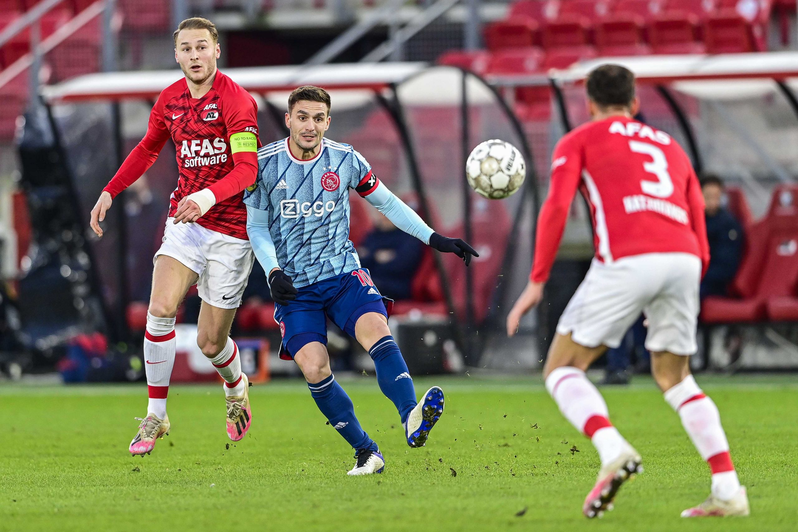 epa08977969 Teun Koopmeiners (L) of Alkmaar in action against Dusan Tadic (C) of Ajax during the Dutch Eredivisie soccer match between AZ Alkmaar and Ajax Amsterdam at the AFAS stadium in Alkmaar, Netherlands, 31 January 2021.  EPA-EFE/Olaf Kraak