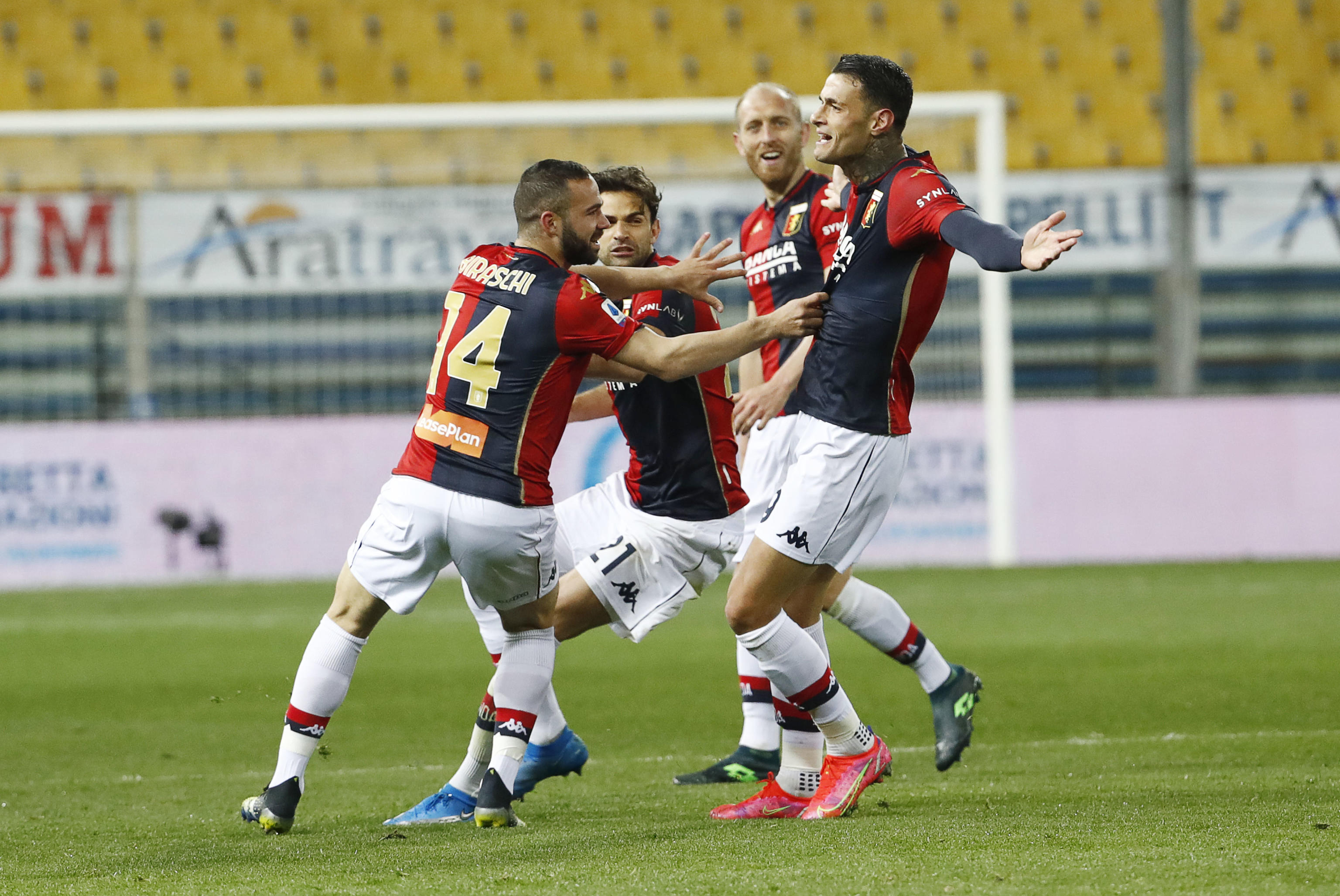 epa09084682 Genoa's Gianluca Scamacca (R) celebrates with his teammates after scoring the 1-2 goal during the Italian Serie A soccer match Parma Calcio vs Genoa CFC at Ennio Tardini stadium in Parma, Italy, 19 March 2021.  EPA-EFE/ELISABETTA BARACCHI