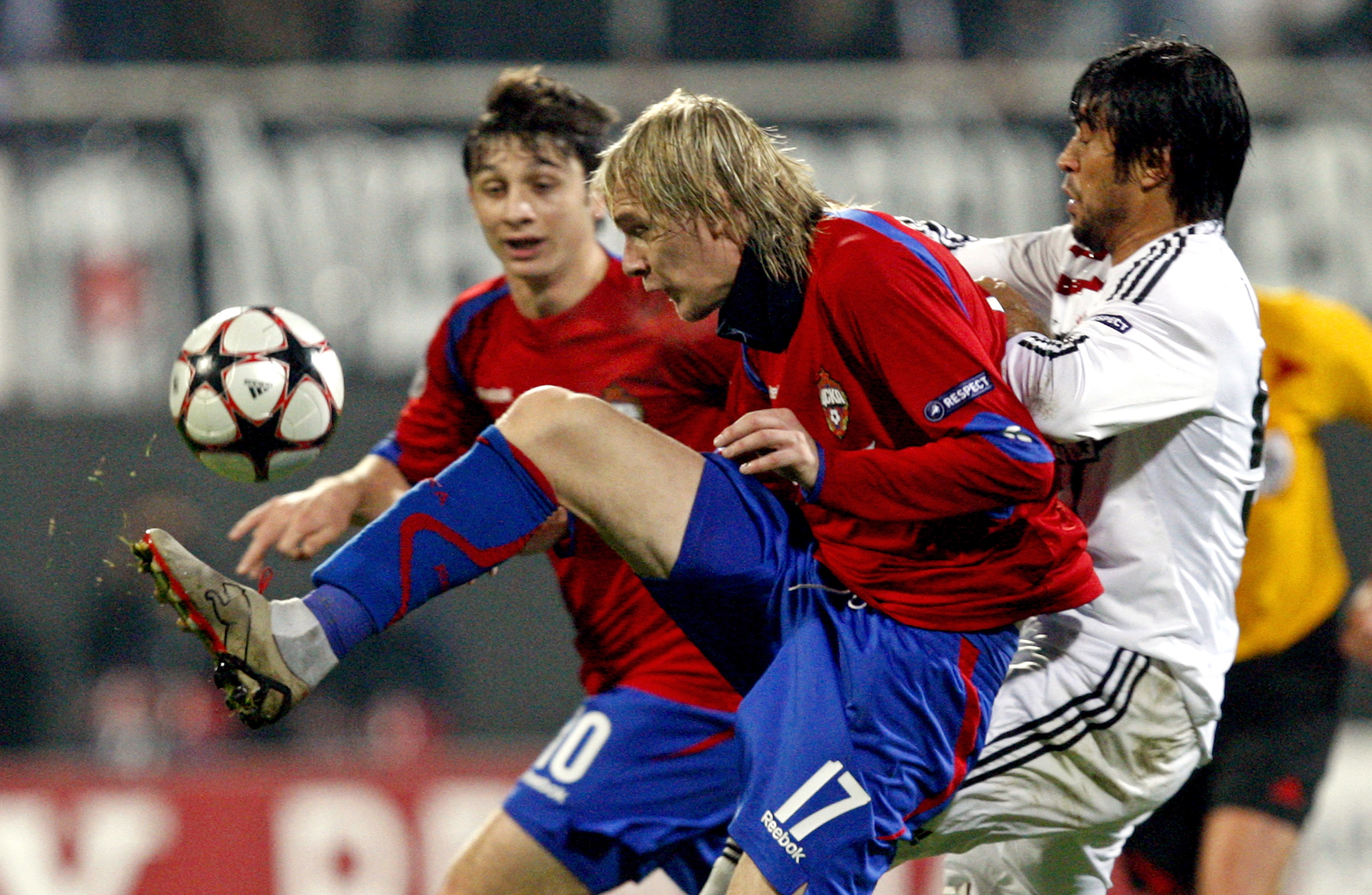 epa01958999 Besiktas' Ibrahim Toraman (R) fights for the ball against CSKA Moscow's Milos Krasic during their Champions League group B soccer match at Inonu Stadium in Istanbul, Turkey, 08 December 2009.  EPA/TOLGA BOZOGLU