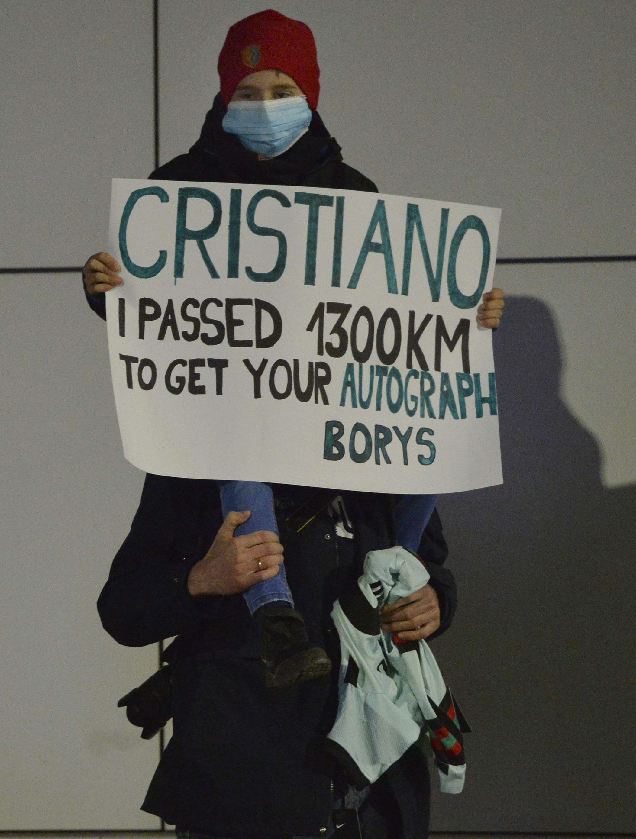 Beograd, 25. marta 2021 - Fudbalska reprezentacija Portugalije, predvodjena Kristijanom Ronaldom, stigla je veceras u Beograd na utakmicu sa Srbijom u kvalifikacijama za Mundijal u Kataru. FOTO TANJUG/ RADE PRELIC/bs