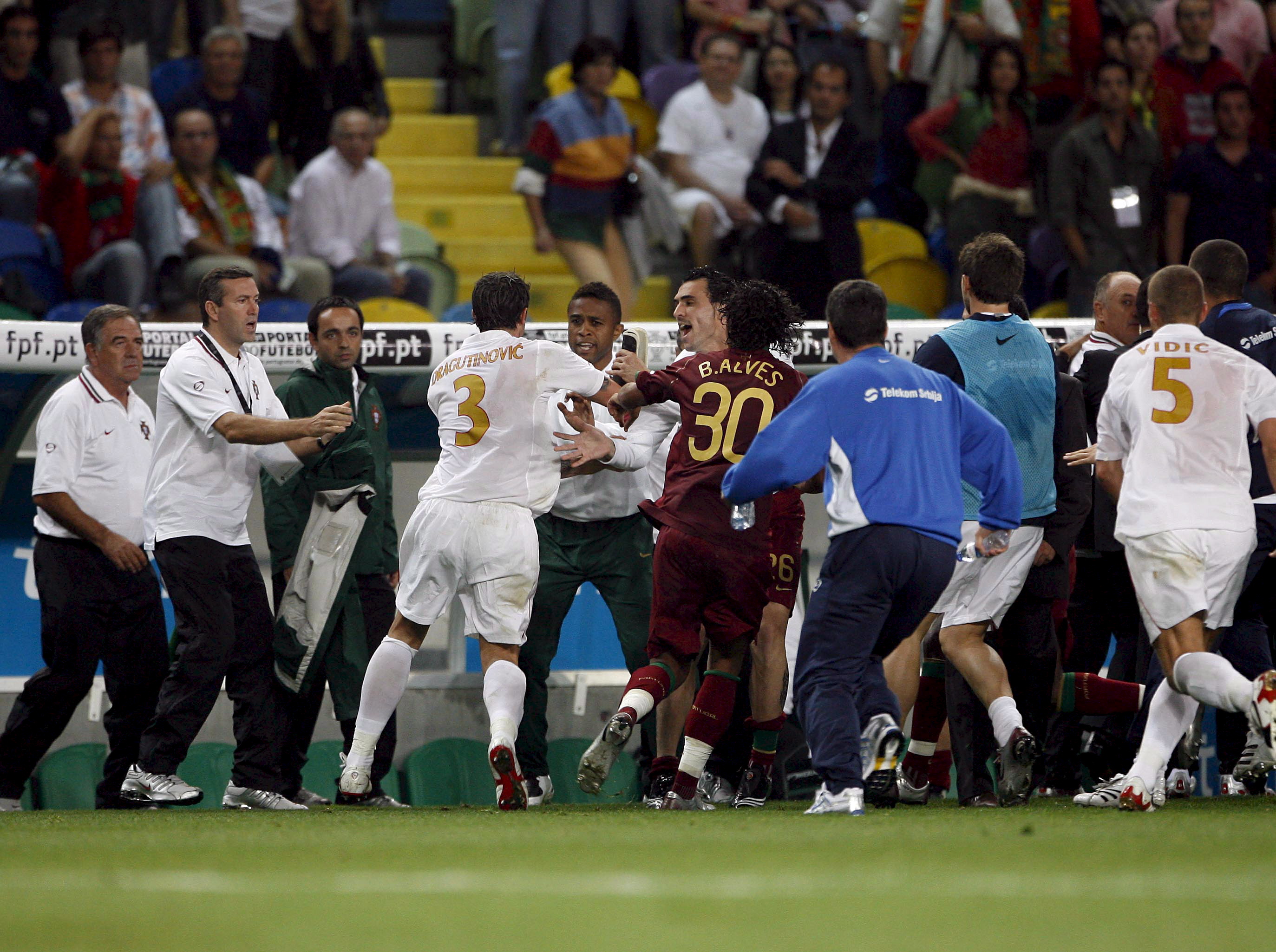 epa01118990 Serbia´s player, Dragutinovic (4-L) is kepted  away from Portugal´s coach, Luiz Felipe Scolari at the end of their EURO2008 Group A qualifying soccer match, at the Alvalade XXI stadium, in Lisbon, 12 September 2007.  EPA/ANDRE KOSTERS