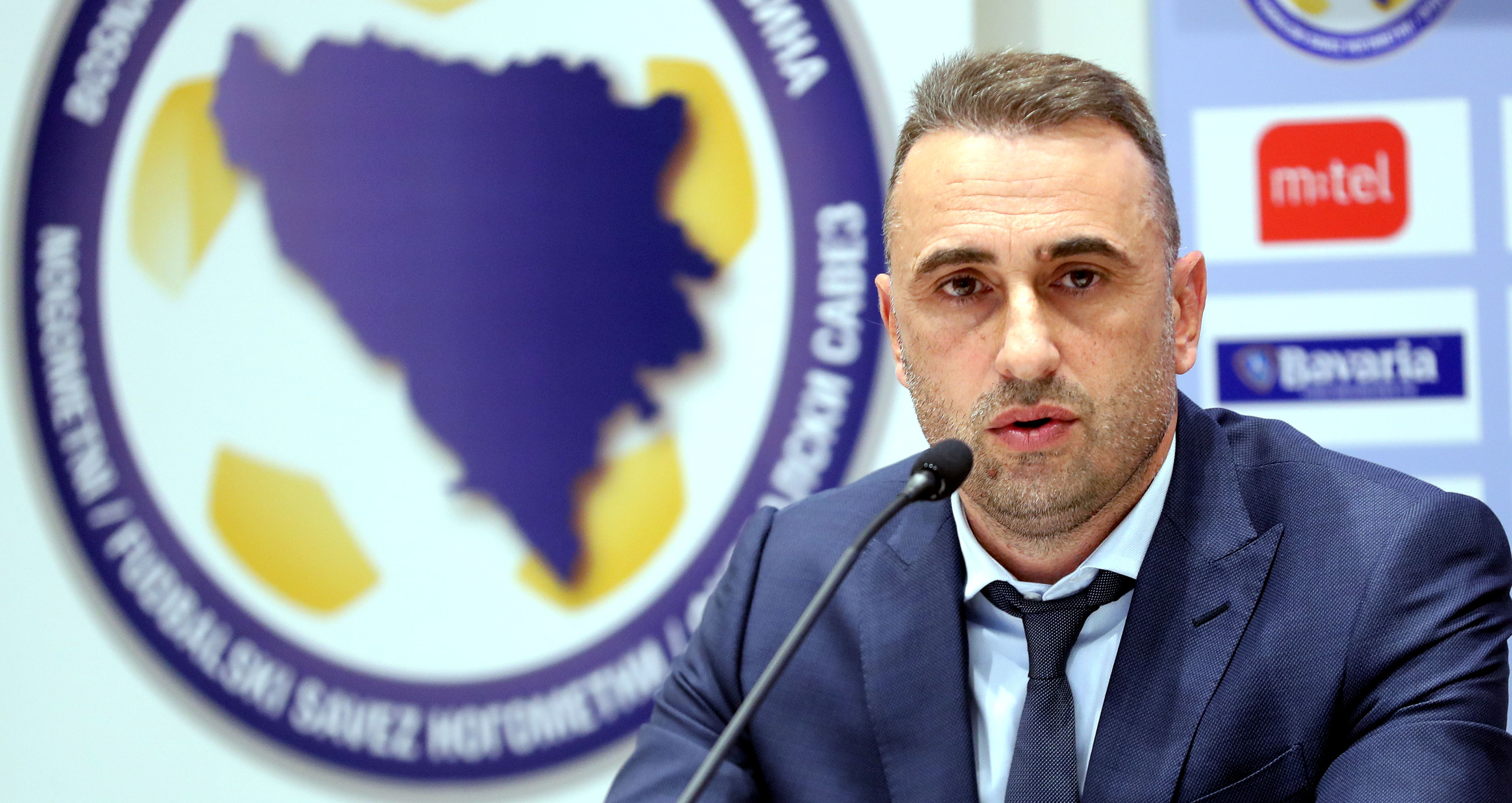 epa08968829 The new Bulgarian head coach of the national soccer team of Bosnia and Herzegovina, Ivaylo Petev, speaks at his first press conference, in Sarajevo, Bosnia and Herzegovina, 27 January 2021.  EPA-EFE/FEHIM DEMIR