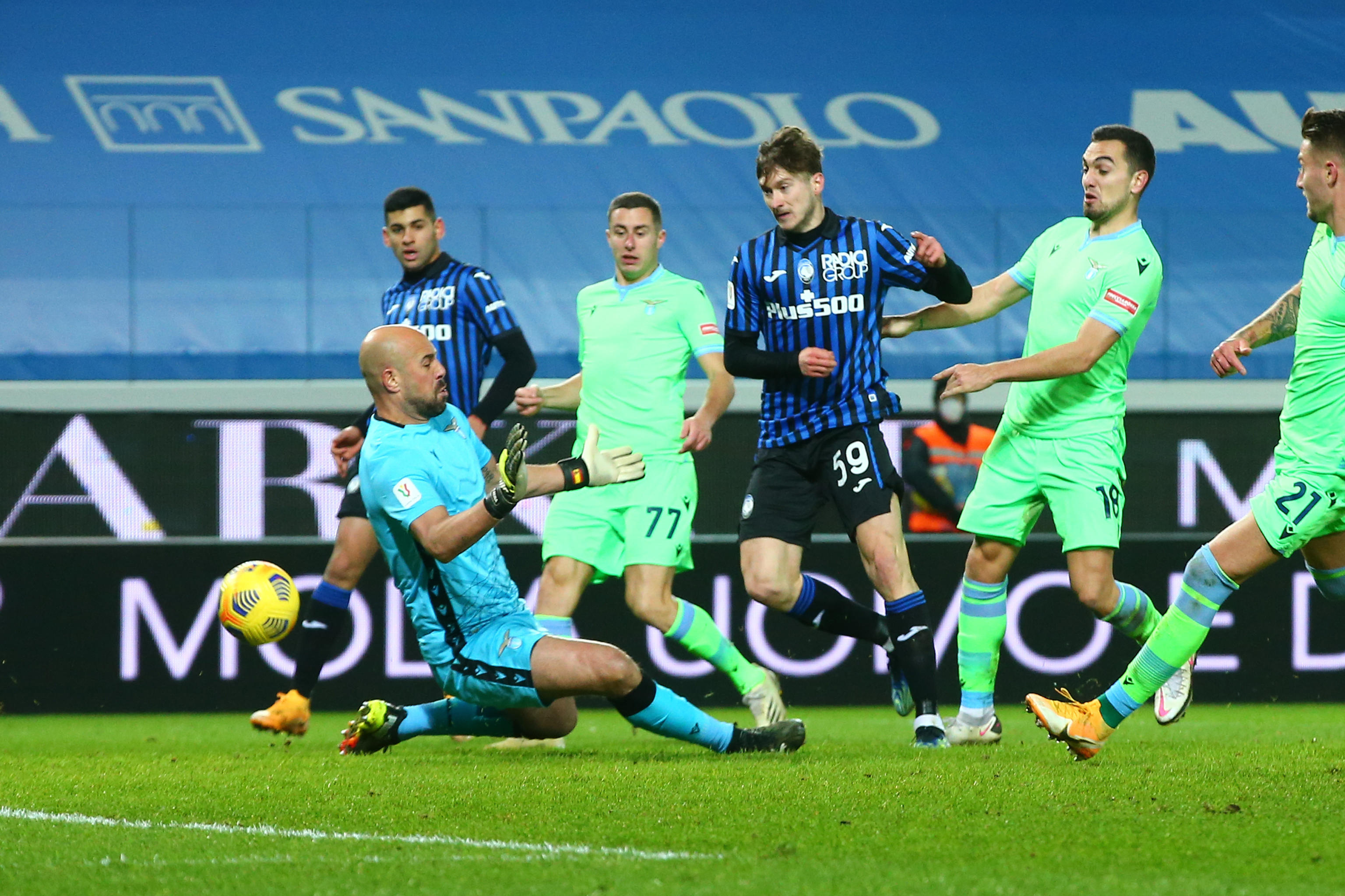 epa08969279 Atalanta's Aleksey Miranchuk (C) scores the 3-2 lead during the Italian Cup quarter final soccer match between Atalanta BC and SS Lazio at Gewiss Stadium in Bergamo, Italy, 27 January 2021.  EPA-EFE/PAOLO MAGNI