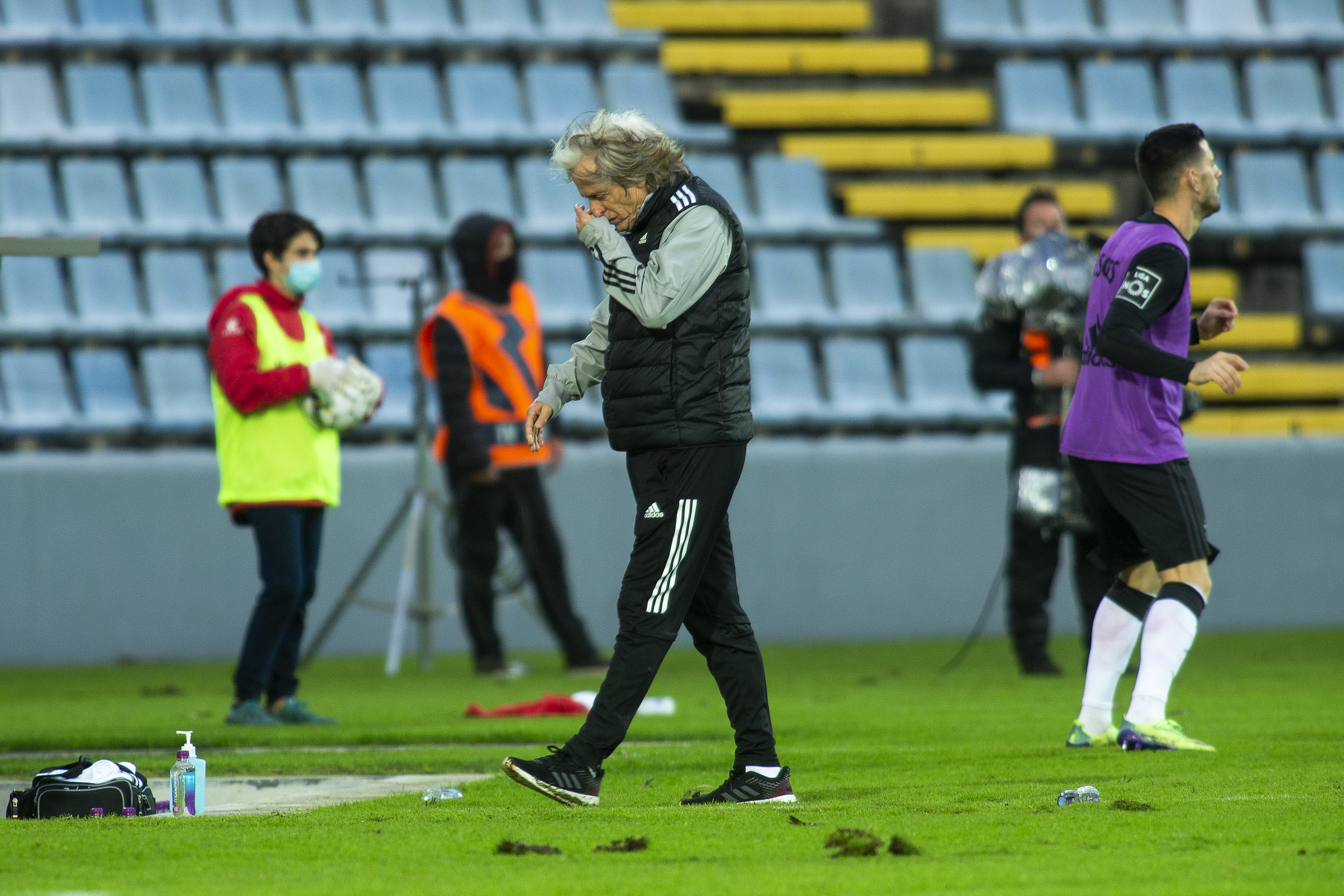 epa08919168 Jorge Jesus, head coach of Benfica, during the Portuguese First League soccer match Santa Clara vs Benfica held at Sao Miguel Stadium, Ponta Delgada, Portugal, 04 January 2021.  EPA-EFE/EDUARDO COSTA