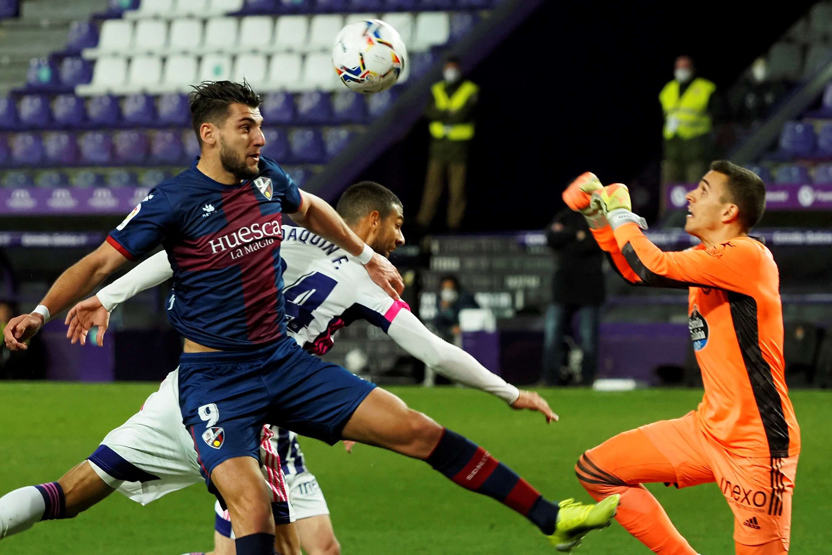 epa08974118 Huesca's striker Rafa Mir (L) scores the 0-1 goal during the Spanish LaLiga soccer match between Real Valladolid and SD Huesca held at Jose Zorrilla stadium, in Valladolid, Spain, 29 January 2021.  EPA-EFE/R. Garcia