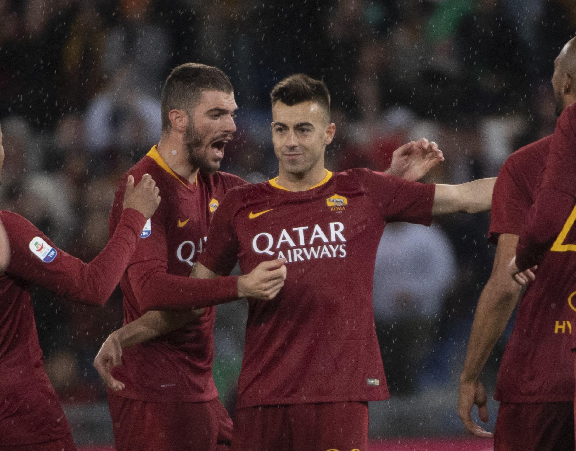epa07429725 Roma's Stephan El Shaarawy (C) celebrates with his teammates after scoring the 1-0 goal during the Italian Serie A soccer match AS Roma vs Empoli FC at the Olimpico stadium in Rome, Italy, 11 March 2019.  EPA-EFE/MAURIZIO BRAMBATTI