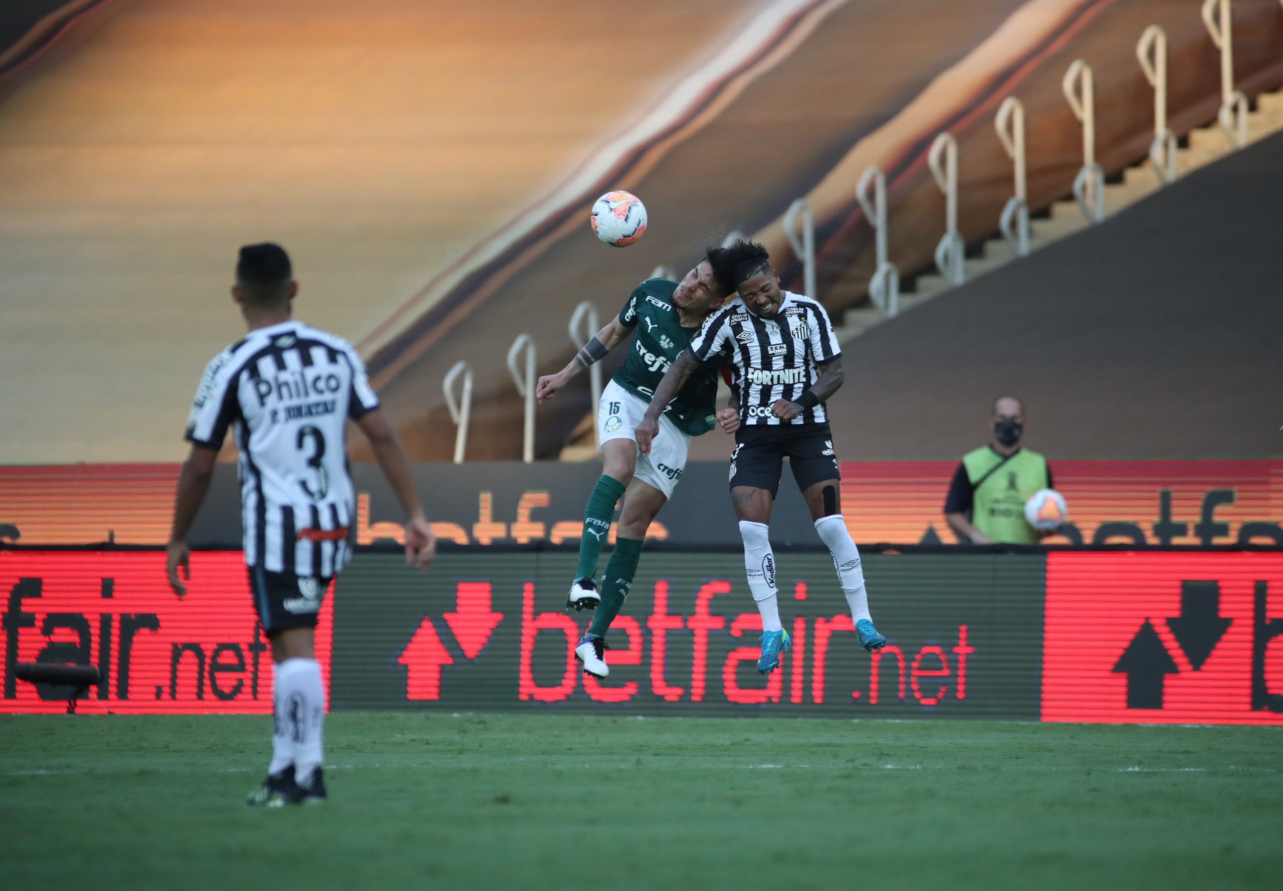 epa08976397 Marinho (R) of Santos vies for the ball with Gustavo Gomez (C) of Palmeiras, during the Copa Libertadores final between Palmeiras and Santos, at the Maracana stadium in Rio de Janeiro, Brazil, 30 January 2021.  EPA-EFE/Ricardo Moraes / POOL