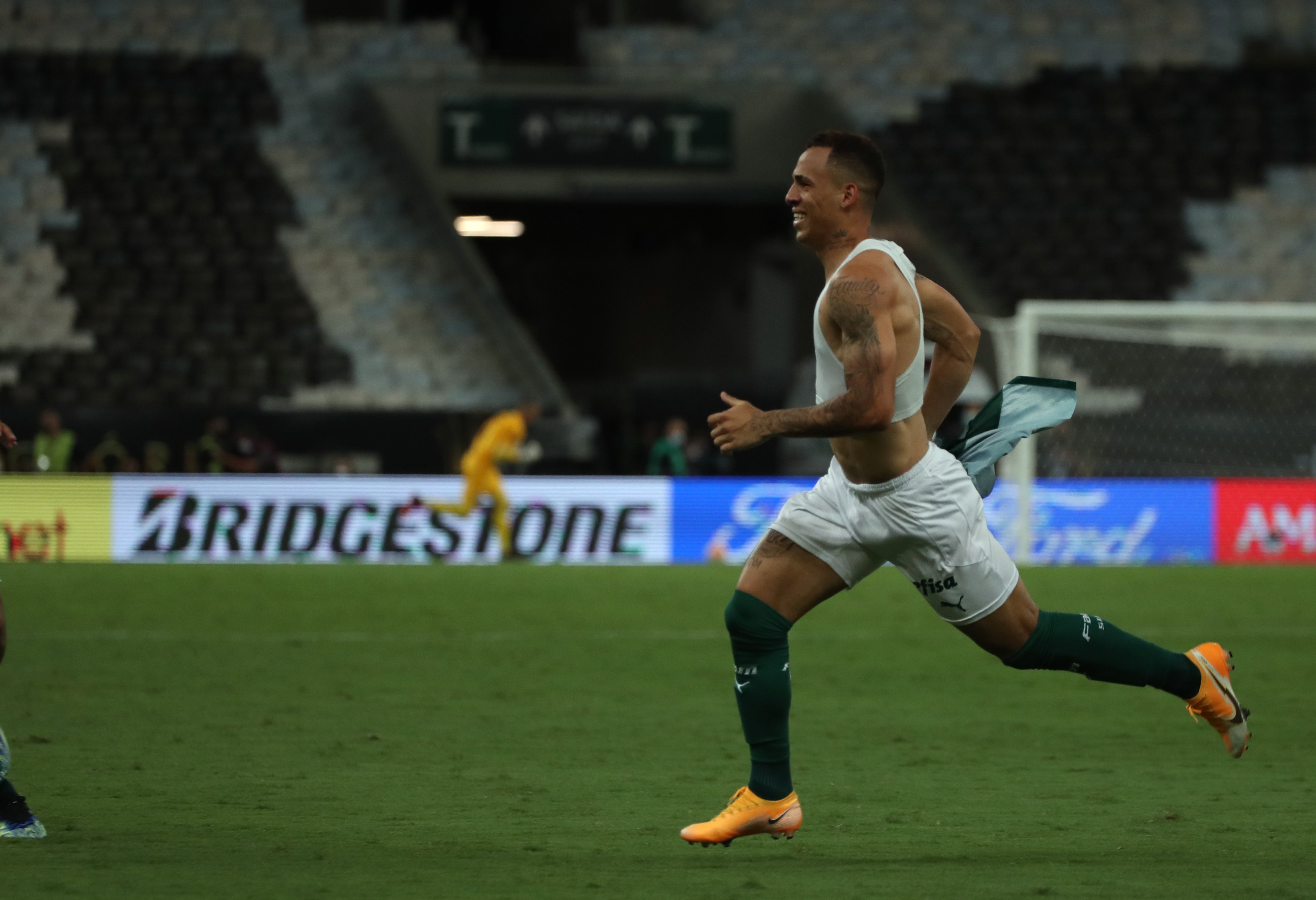 epa08976418 Palmeiras' Breno Henrique Vasconcelos celebrates after scoring the 1-0 lead during the Copa Libertadores final between Palmeiras and Santos, at the Maracana stadium in Rio de Janeiro, Brazil, 30 January 2021.  EPA-EFE/Ricardo Moraes / POOL