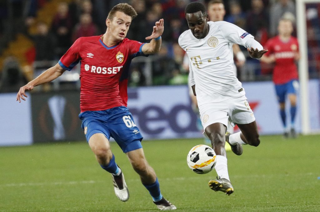 epa07946441 Maksim Eleev (L) of CSKA Moscow in action against Tokmac Nguen (C) of Ferencvaros during UEFA Europa League group H soccer match between CSKA Moscow and Ferencvaros in Moscow, Russia, 24 October 2019.  EPA-EFE/YURI KOCHETKOV
