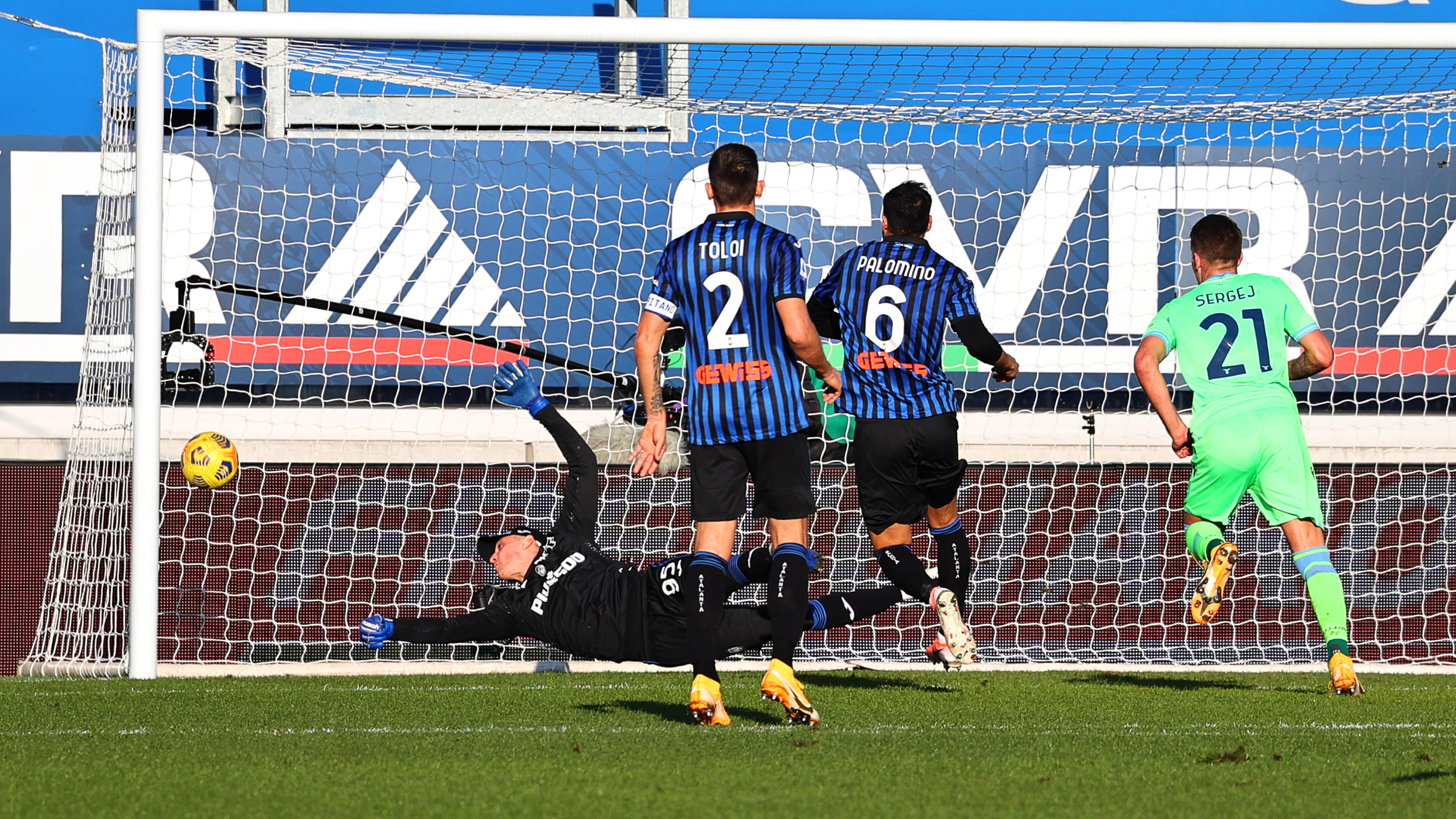 epa08977630 Lazio's Sergej Milinkovic-Savic (R) in action against Atalanta's goalkeeper Pierluigi Gollini (L) during the Italian Serie A soccer match between Atalanta BC and SS Lazio in Bergamo, Italy, 31 January 2021.  EPA-EFE/PAOLO MAGNI
