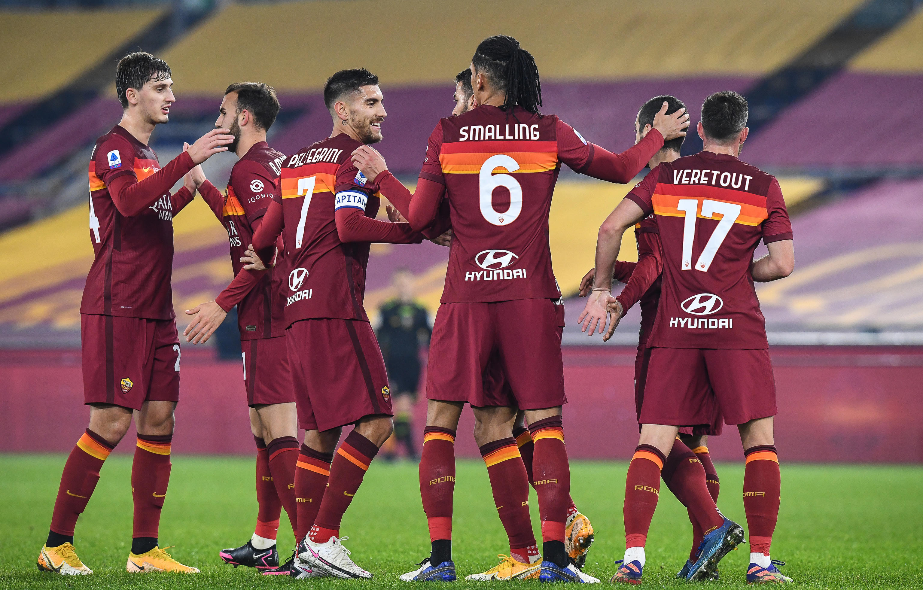 epa08890748 Roma's players celebrates after Lorenzo Pellegrini scored the 3-0 goal during the Italian Serie A soccer match AS Roma vs Torino FC at Olimpico stadium in Rome, Italy, 17 December 2020.  EPA-EFE/ALESSANDRO DI MEO