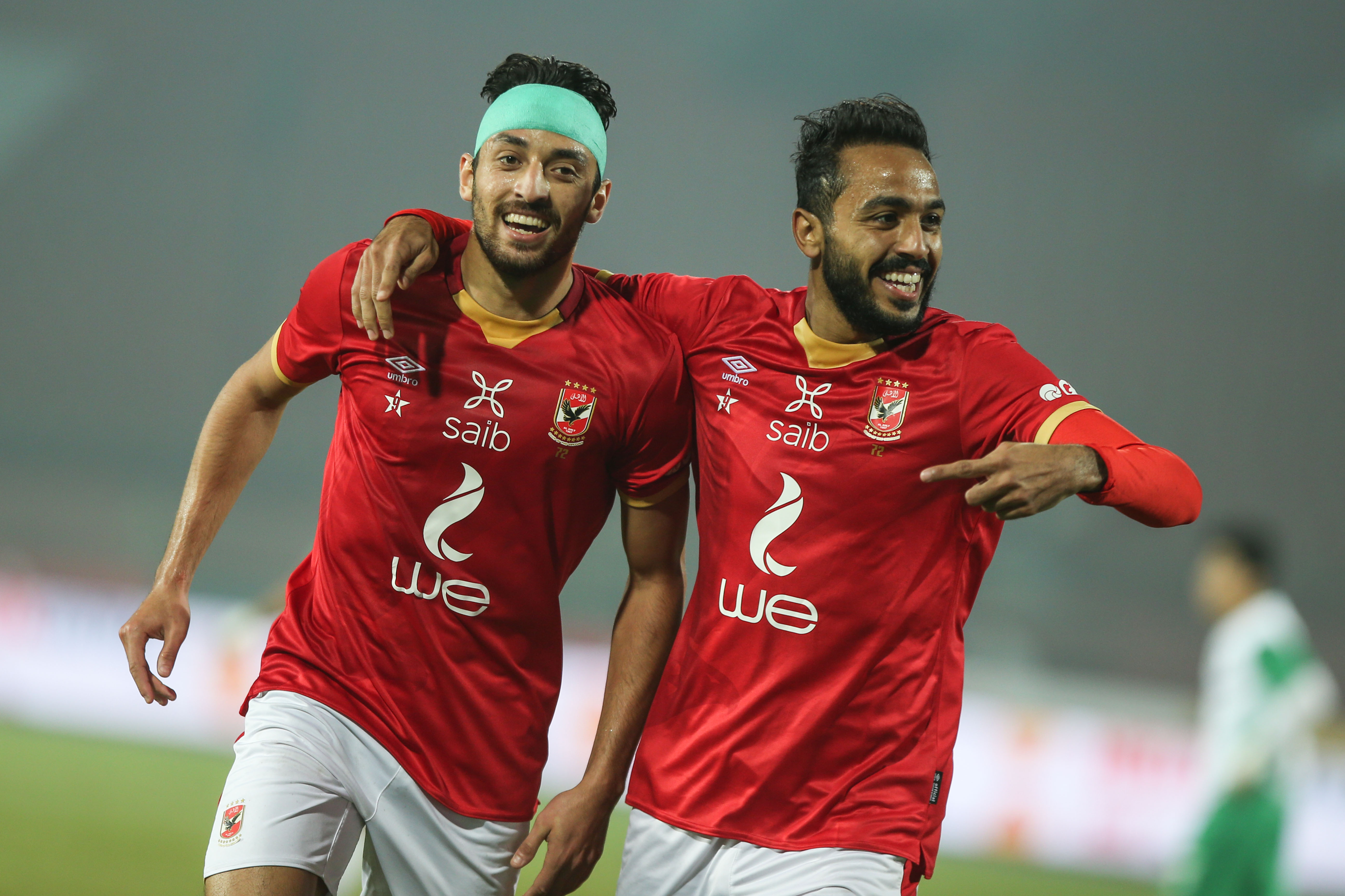 epa08908304 Al-Ahly player Mahmoud Kahraba (L) celebrates a goal during the Egyptian Premier League soccer match between Al-Ahly and Al Ittihad at Al Salam Stadium in Cairo, Egypt, 28 December 2020.  EPA-EFE/MOHAMED HOSSAM
