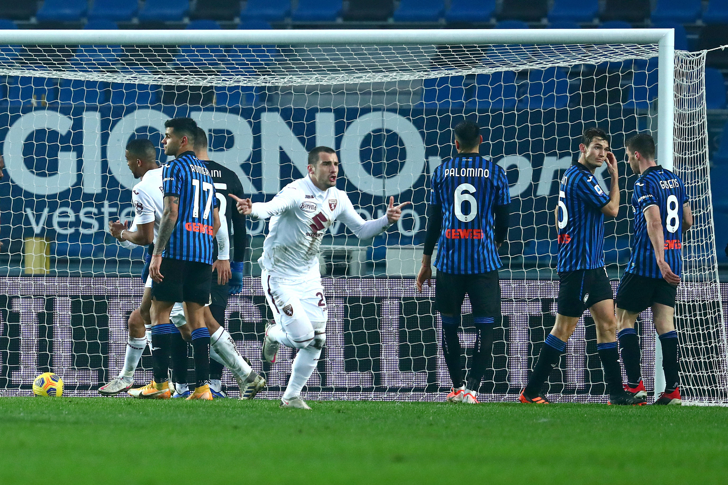 epa08991729 Torino?s Federico Bonazzoli (C) celebrates after scoring the 3-3 goal during the Italian Serie A soccer match Atalanta BC vs Torino at the Gewiss Stadium in Bergamo, Italy, 06 February 2021.  EPA-EFE/PAOLO MAGNI