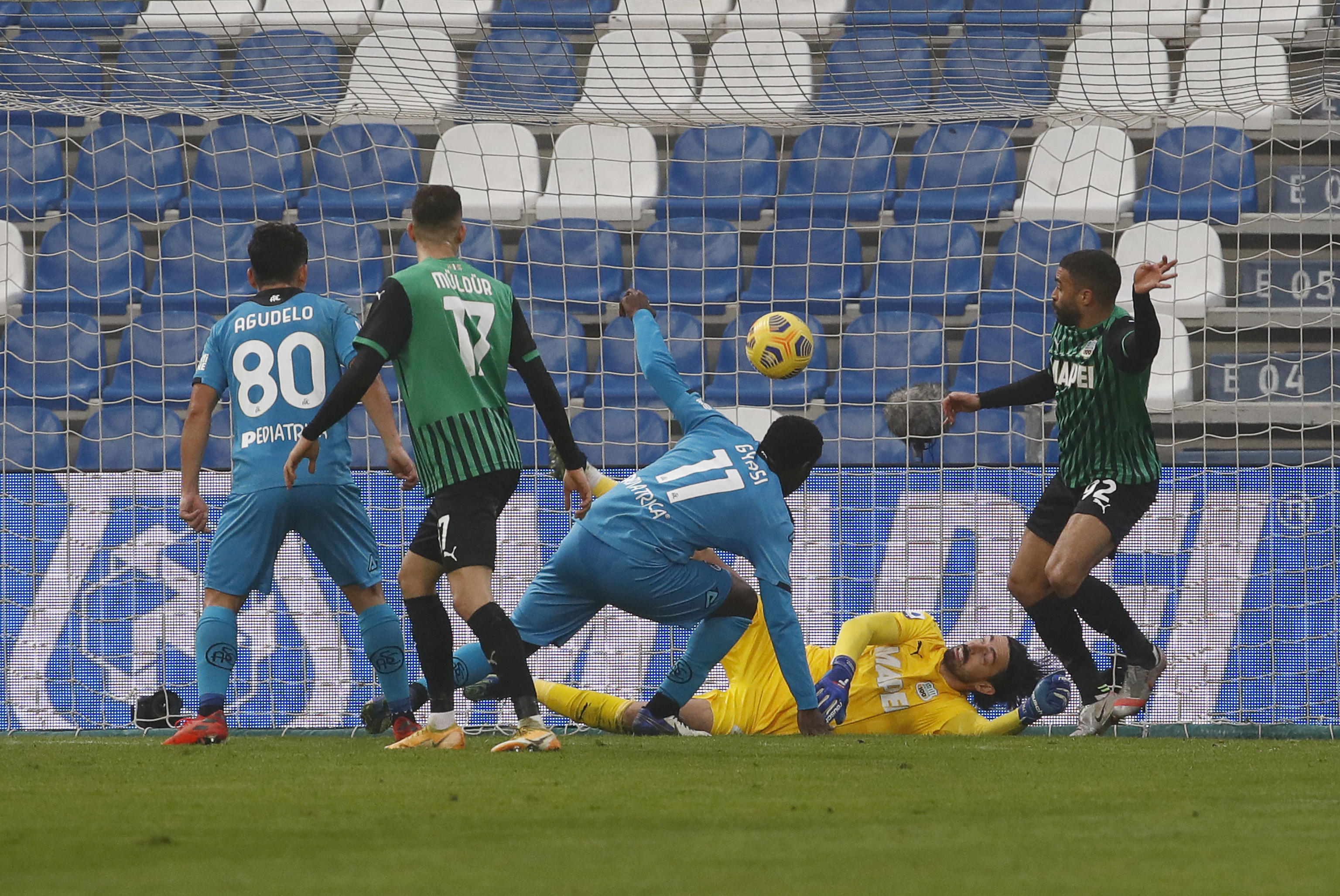 epa08991777 Spezia's Emmanuel Gyasi (C) scores the 1-2 goal during the Italian Serie A soccer match US Sassuolo vs Spezia Calcio at Mapei Stadium in Reggio Emilia, Italy, 06 February 2021.  EPA-EFE/SERENA CAMPANINI