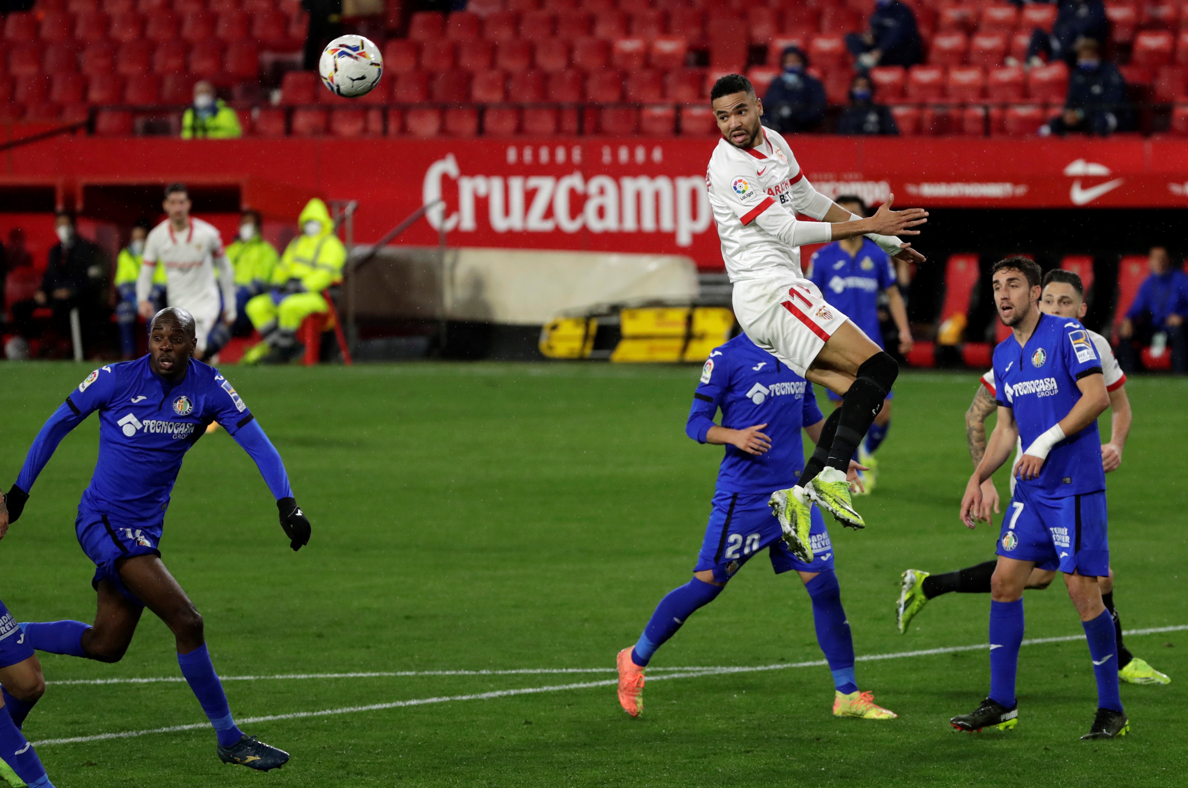 epa08992575 Sevilla FC's Youssef En-Nesyri (2-R) in action against Getafe's Jaime Mata (R) during the Spanish LaLiga soccer match between Sevilla FC and Getafe at Sanchez Pizjuan stadium in Seville, southern Spain, 06 February 2021.  EPA-EFE/JULIO MUNOZ