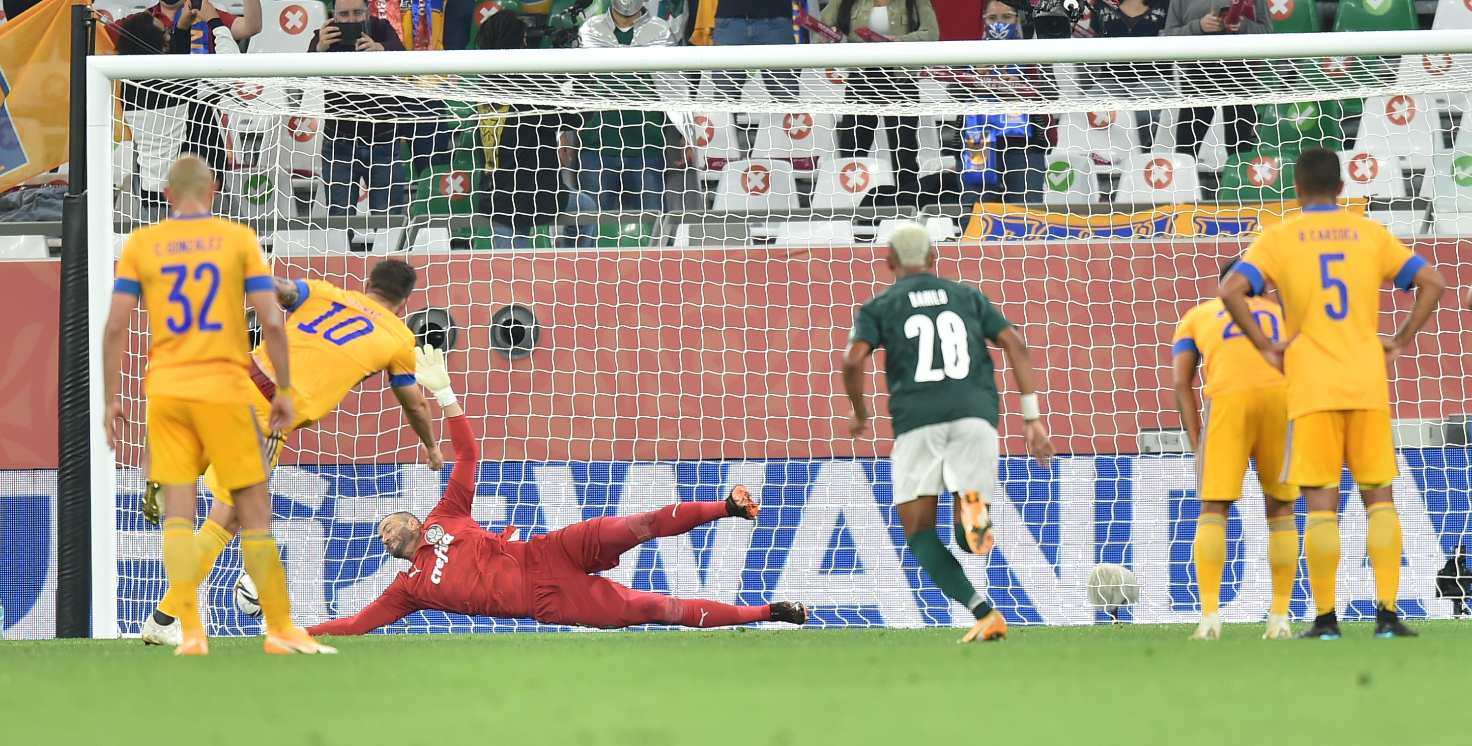 epa08994608 Andre Pierre Gignac (2-L) of Tigres scores his team's first goal during the FIFA Club World Cup semifinal soccer match between SE Palmeiras and Tigres UANL in Al Rayyan, Qatar, 07 February 2021.  EPA-EFE/NOUSHAD THEKKAYIL