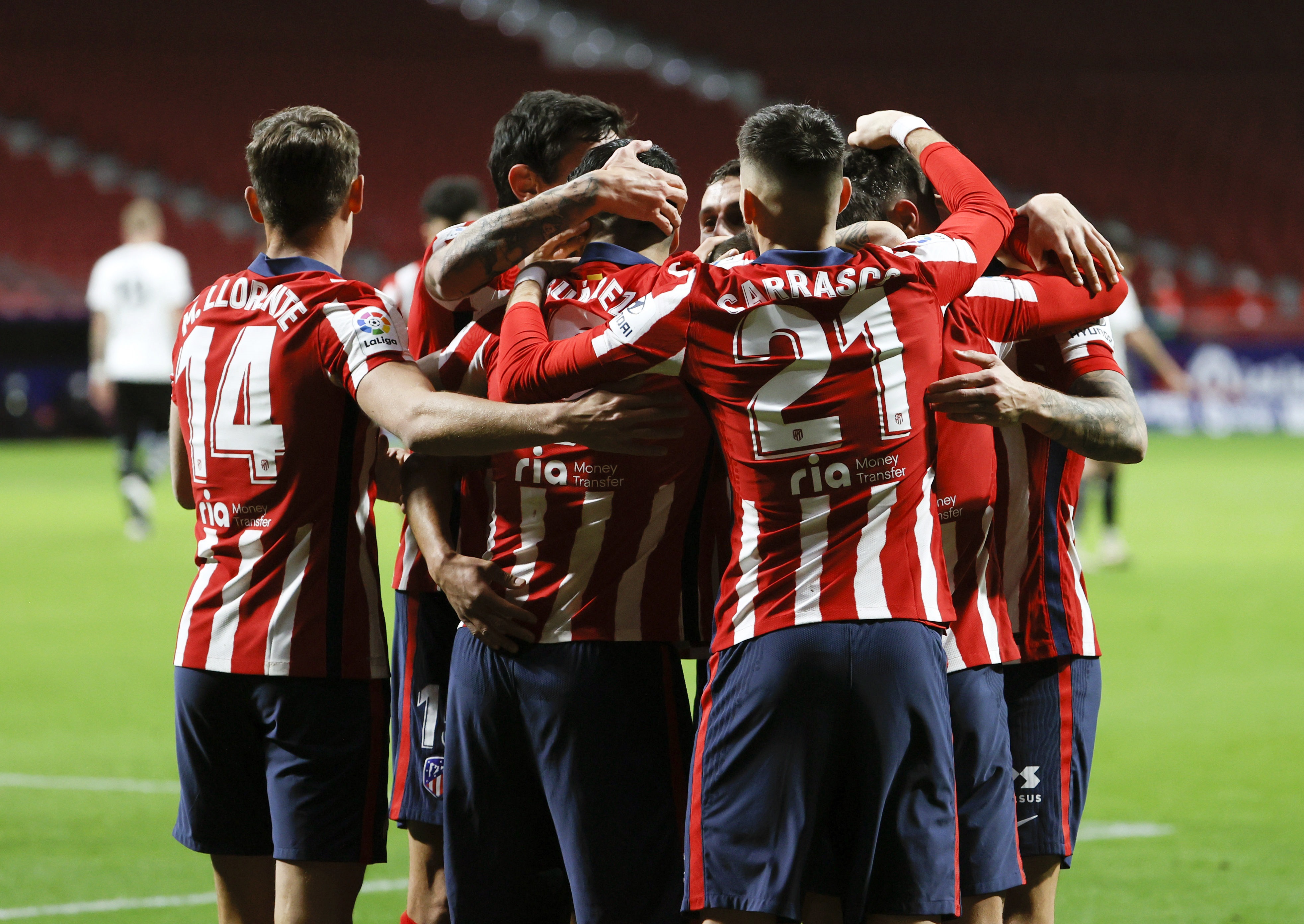 epa08963235 Atletico's players celebrate the 2-1 during the Spanish LaLiga soccer match between Atletico de Madrid and Valencia CF at Wanda Metropolitano stadium in Madrid, Spain, 24 January 2021.  EPA-EFE/BALLESTEROS
