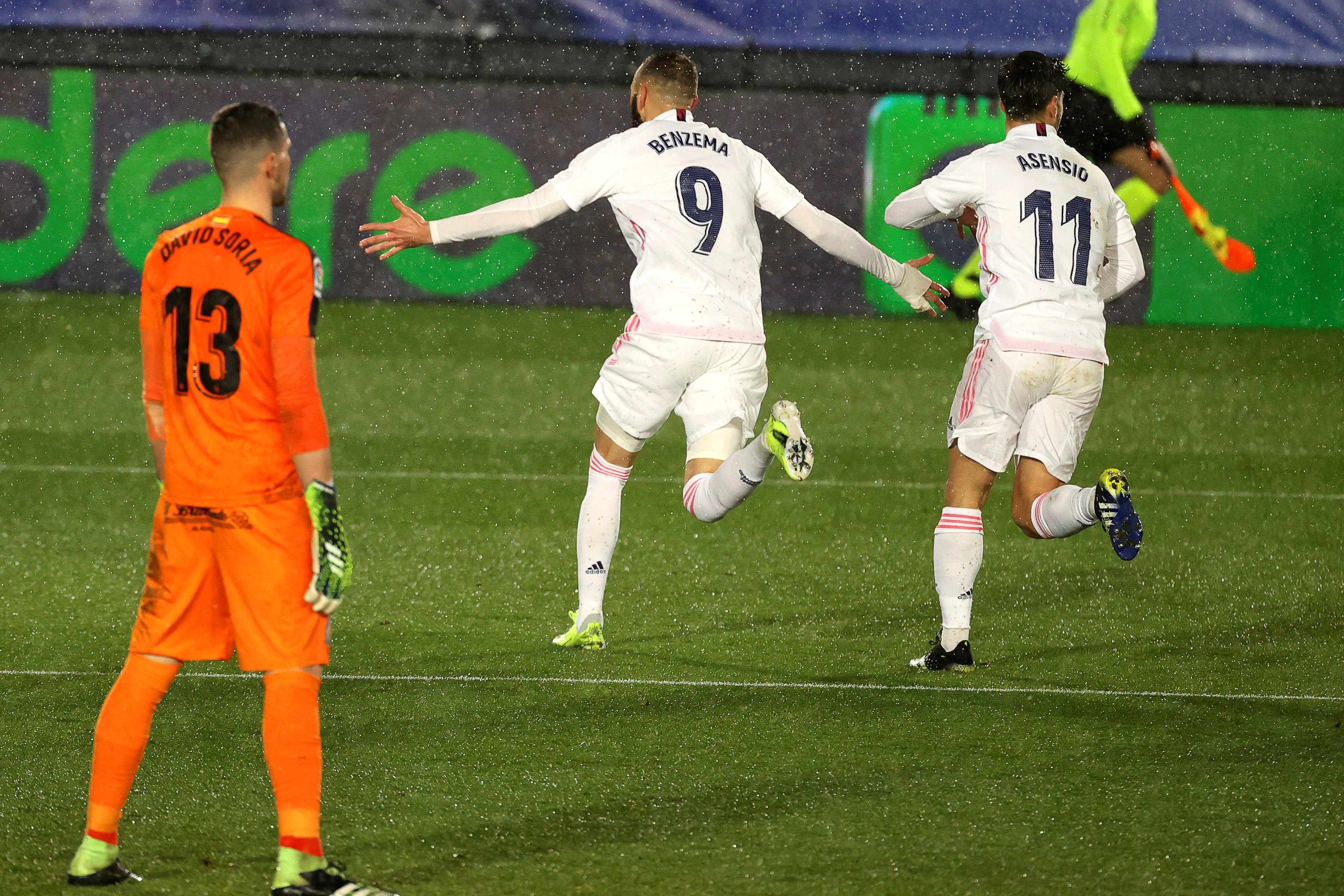 epa08999695 Real Madrid's Karim Benzema (C) celebrates after scoring the 1-0 lead during the Spanish La Liga soccer match between Real Madrid and Getafe CF at Alfredo Di Stefano stadium in Madrid, Spain, 09 February 2021.  EPA-EFE/JuanJo Martin