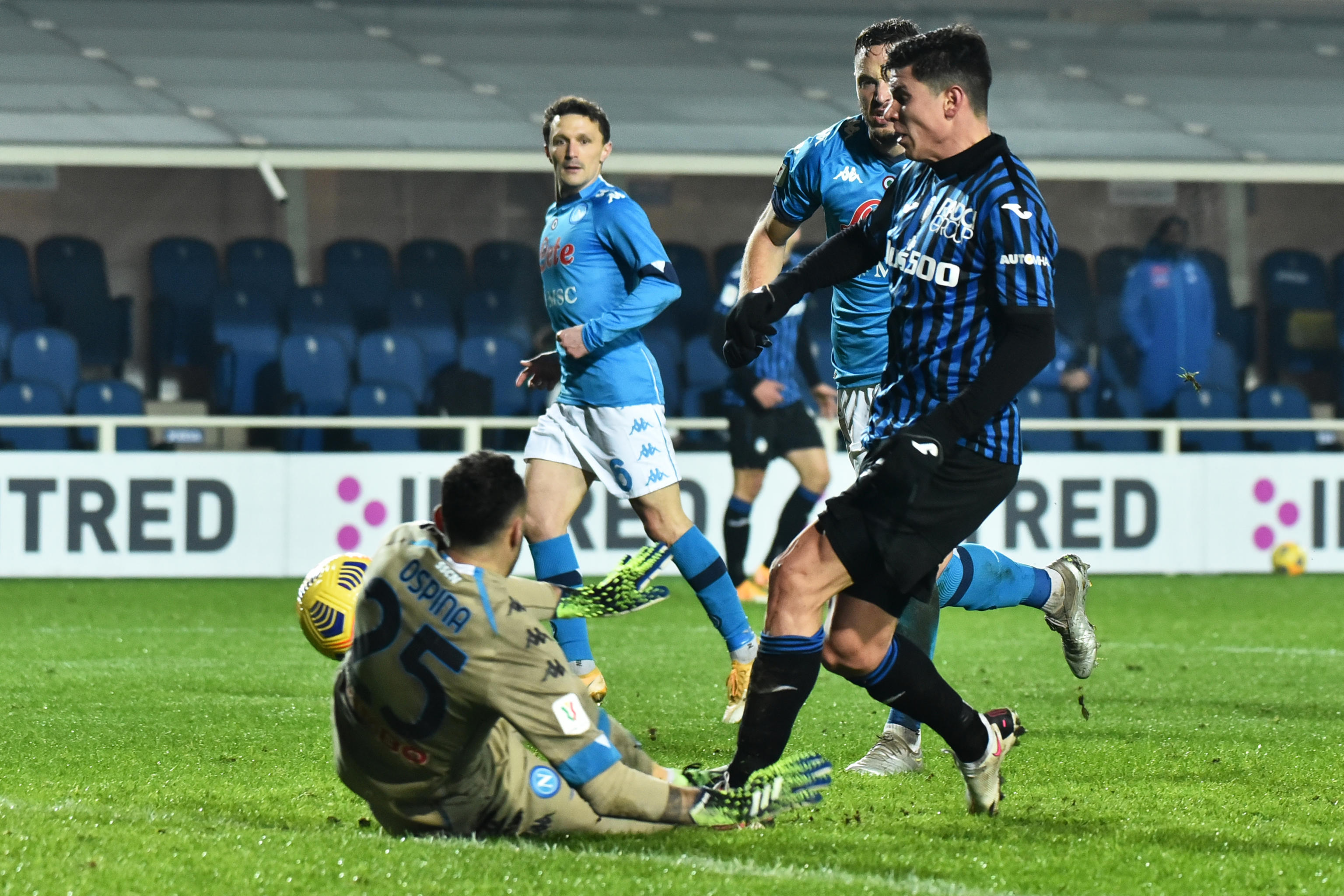 epa09002267 Atalanta's Matteo Pessina (R) scores the 3-1 goal during the Italian Cup semifinal second leg soccer match between Atalanta BC and SSC Napoli at Gewiss Stadium in Bergamo, Italy, 10 February 2021.  EPA-EFE/PAOLO MAGNI