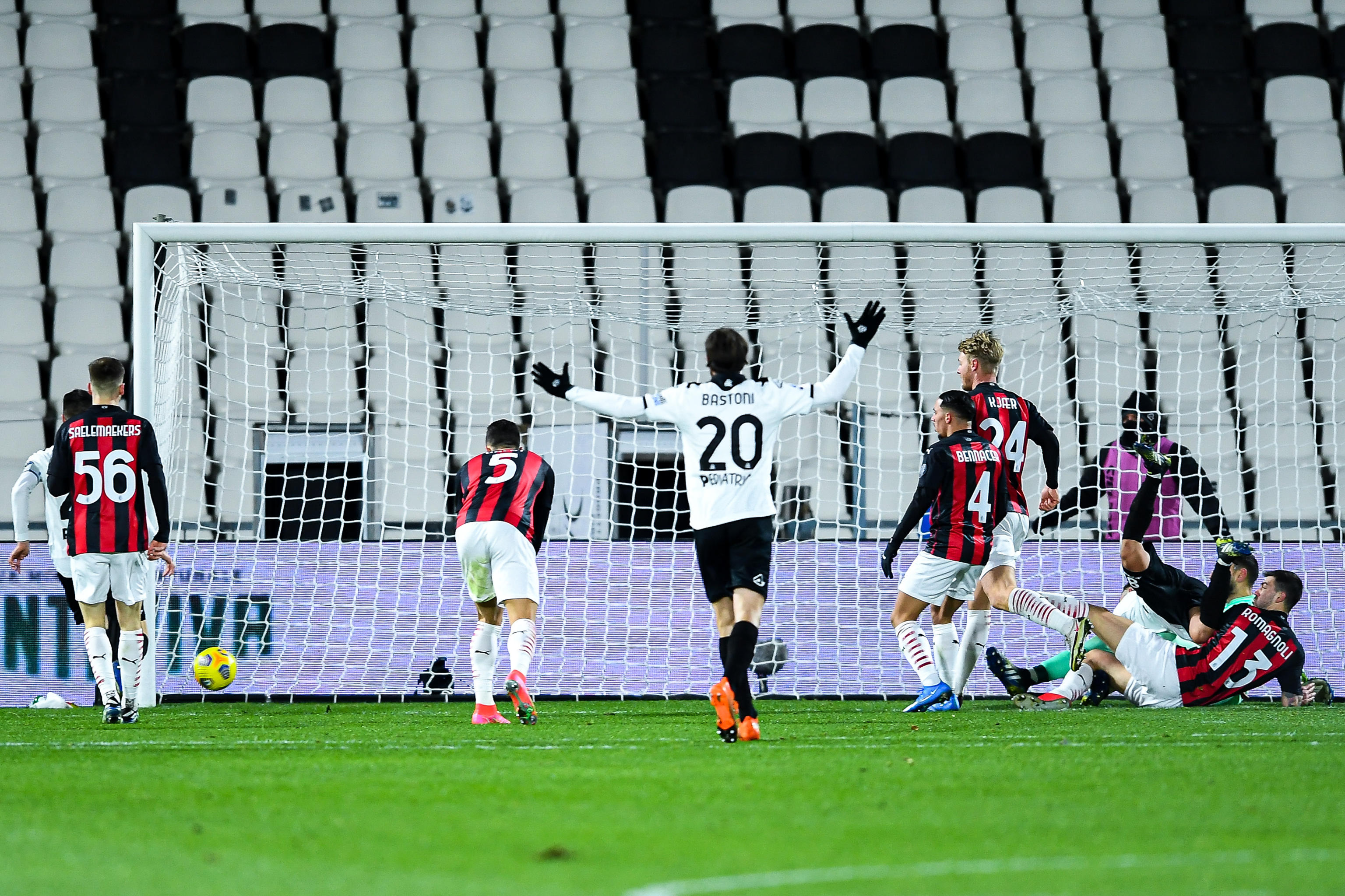 epa09010734 Spezia?s Italian midfielder Giulio Maggiore (L) scores the 1-0 lead during the Italian Serie A soccer match Spezia Calcio vs Ac Milan at Alberto Picco stadium in La Spezia, Italy, 13 February 2021.  EPA-EFE/SIMONE ARVEDA