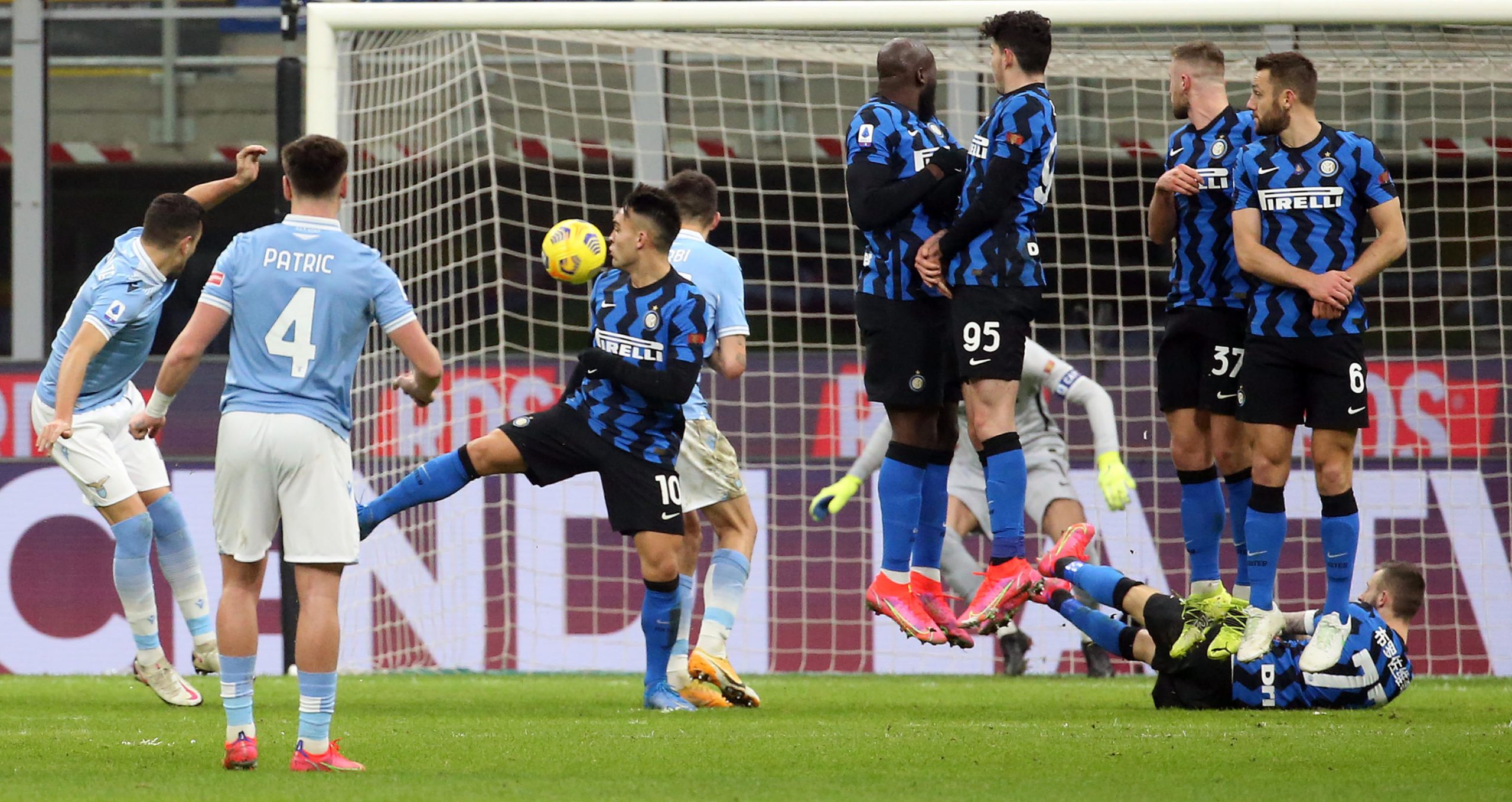 epa09013126 Lazio?s Gonzalo Escalante (L) scores his side's first goal during the Italian Serie A soccer match between FC Inter and SS Lazio at Giuseppe Meazza stadium in Milan, Italy, 14 February 2021.  EPA-EFE/MATTEO BAZZI