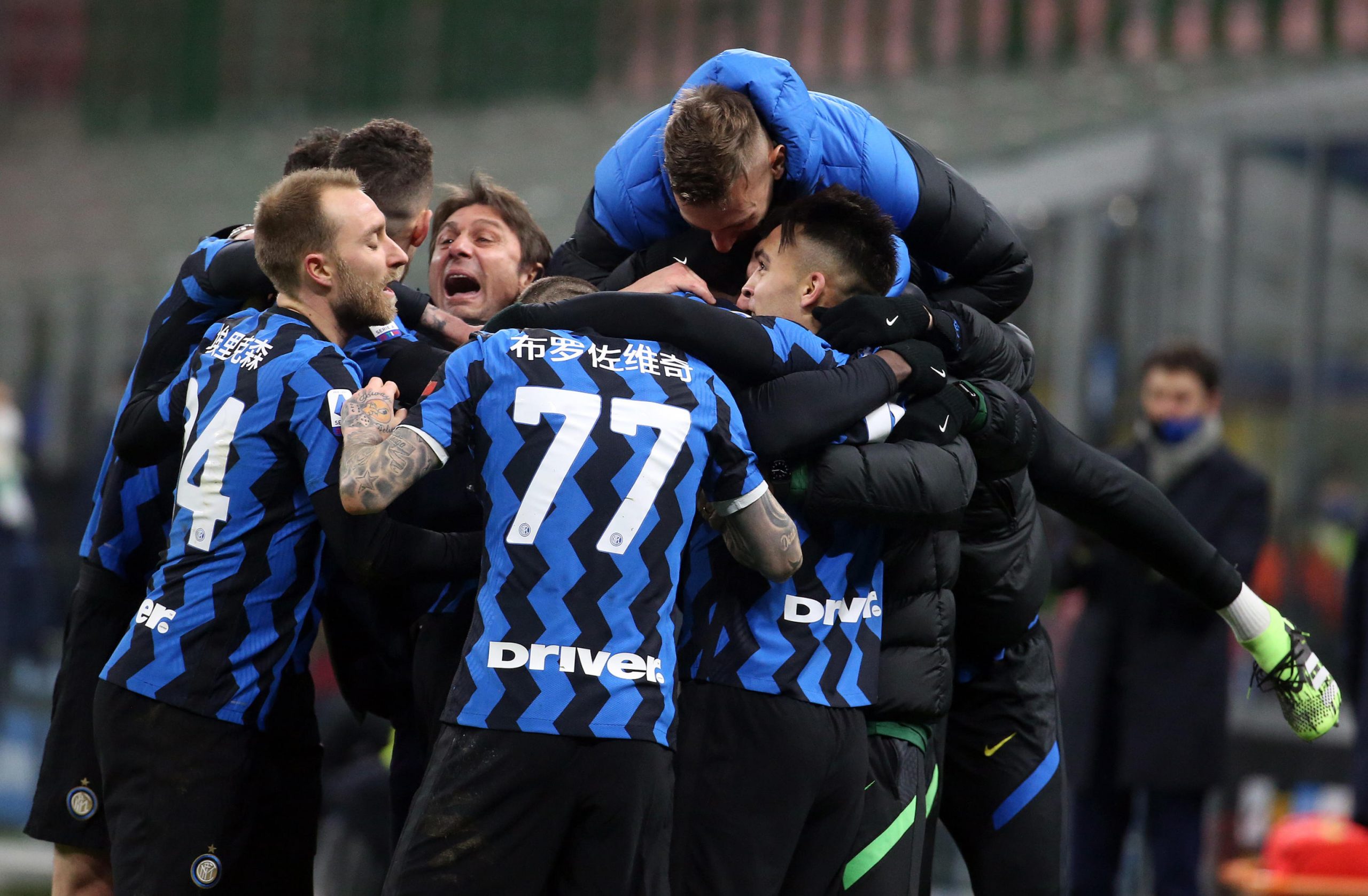 epa09013132 Inter Milan players celebrate the 3-1 goal during the Italian Serie A soccer match between FC Inter and SS Lazio at Giuseppe Meazza stadium in Milan, Italy, 14 February 2021.  EPA-EFE/MATTEO BAZZI
