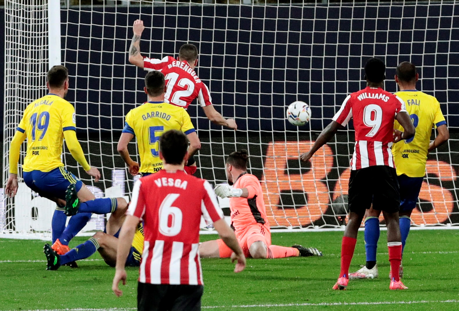 epa09014995 Athletic's winger Alex Berenguer (3-L) scores the 0-1 during the Spanish LaLiga soccer match between Cadiz CF and Athletic Club de Bilbao at Ramon de Carranza stadium in Cadiz, Andalusia, Spain, 15 February 2021.  EPA-EFE/ROMAN RIOS