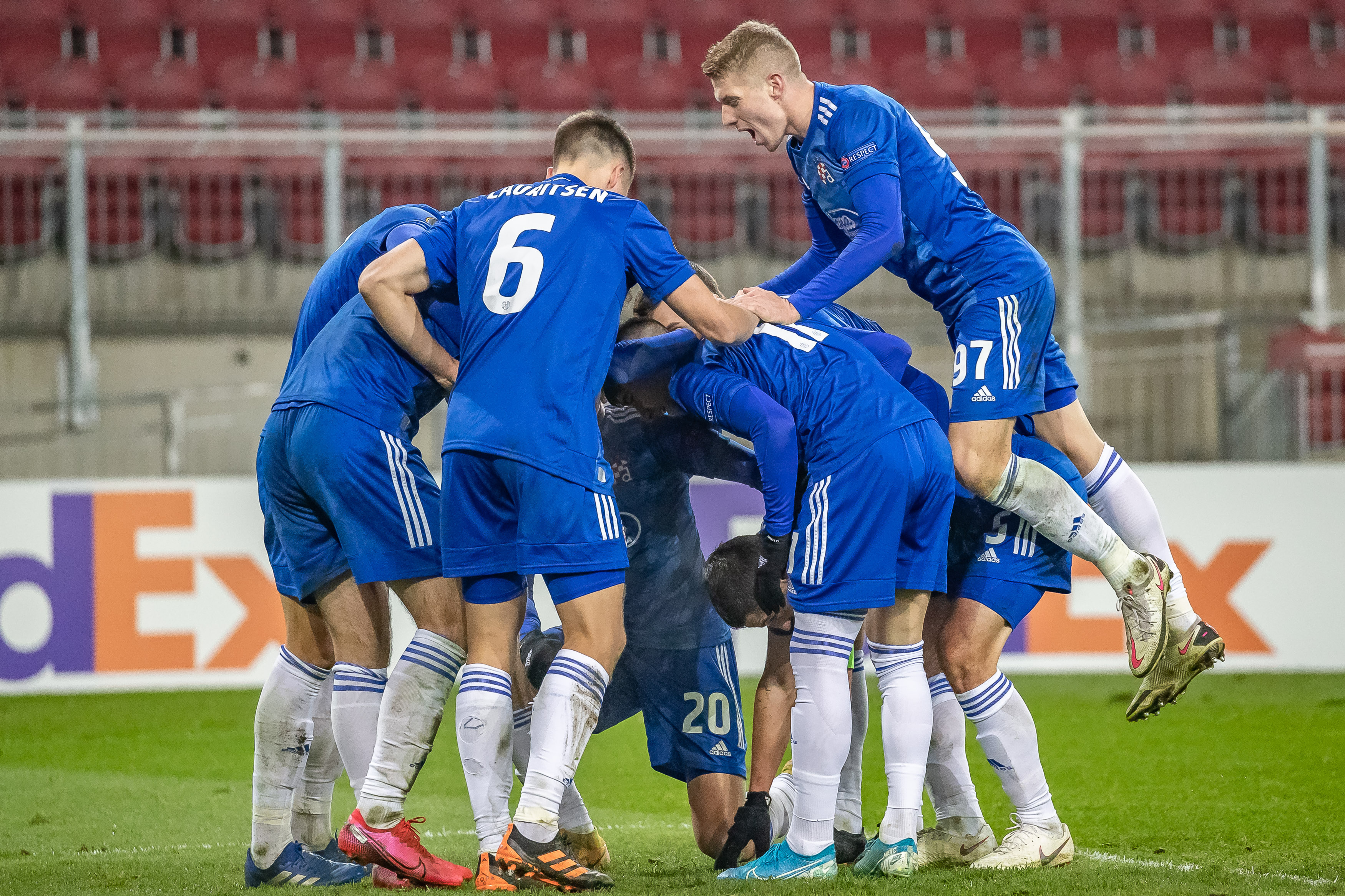 epa08844677 Dinamo Zagreb players celebrate during the UEFA Europa League group K soccer match between Wolfsberg and Dinamo Zagreb at the Woerthersee stadium in Klagenfurt, Austria, 26 November 2020.  EPA-EFE/EXPA/DOMINIK ANGERER