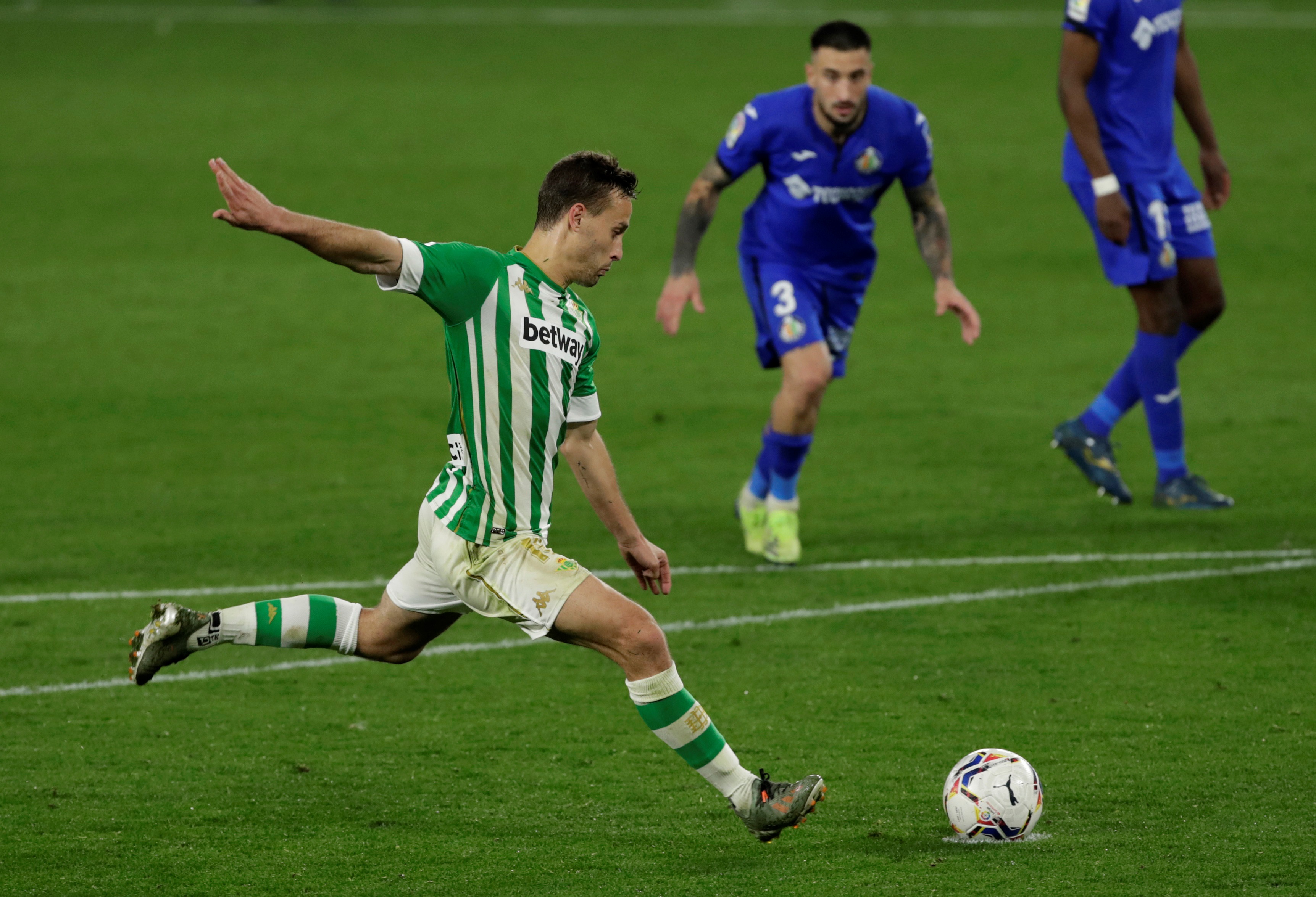 epa09024995 Betis' Sergio Canales in action during the Spanish LaLiga soccer match between Real Betis and Getafe CF held at Benito Villamarin stadium, in Seville, southern Spain, 19 February 2021.  EPA-EFE/Julio Munoz