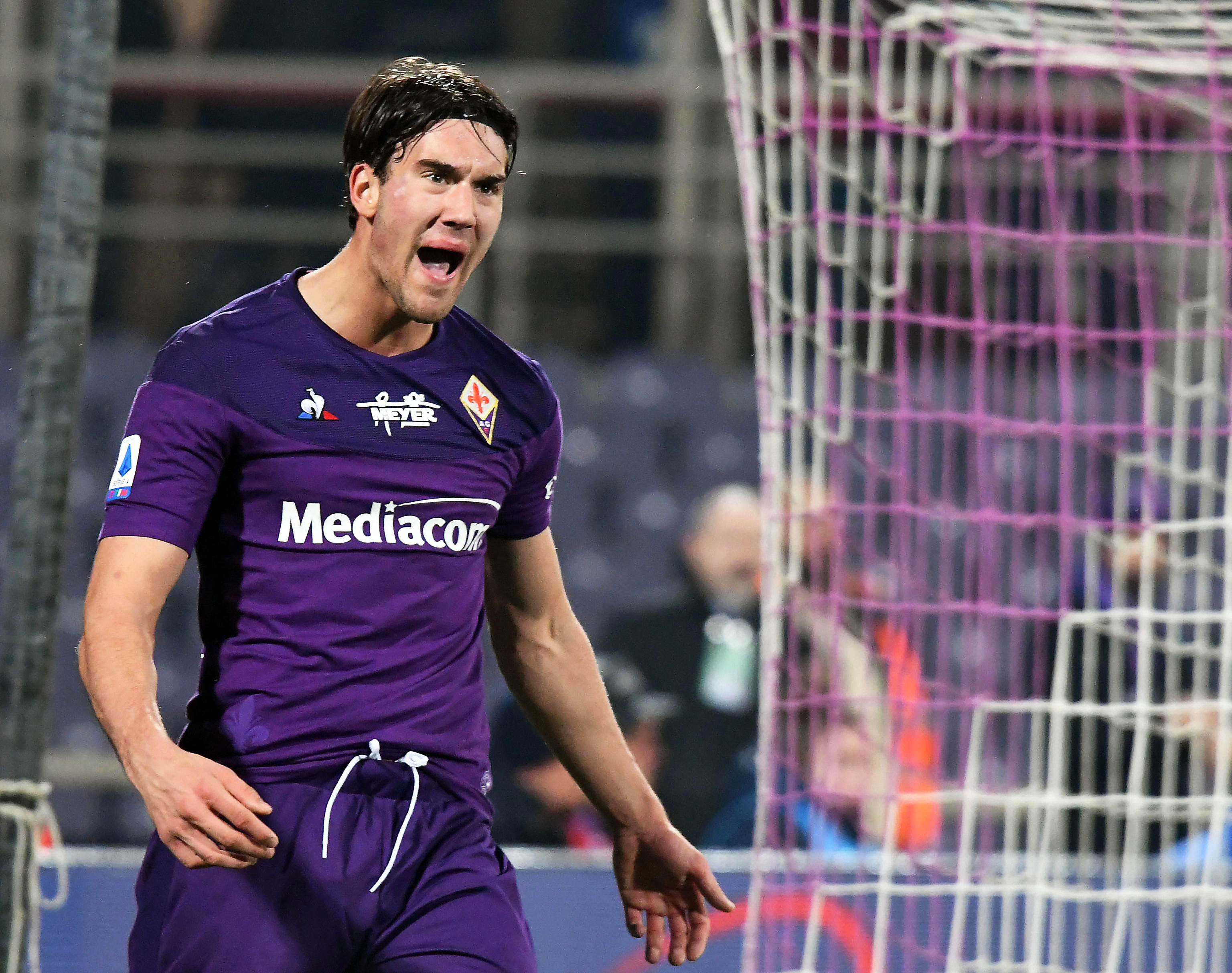 epa08164470 Fiorentina's Dusan Vlahovic reacts during the Italian Serie A soccer match between ACF Fiorentina and Genoa CFC at the Artemio Franchi stadium in Florence, Italy, 25 January 2020.  EPA-EFE/CLAUDIO GIOVANNINI