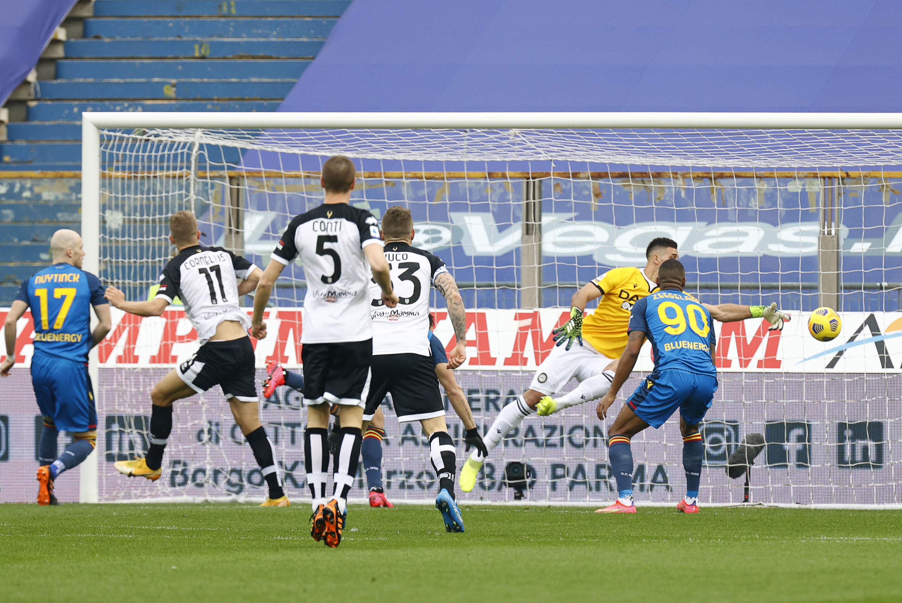 epa09027568 Parma's Andreas Cornelius (2-L) scores the 1-0 goal during the Italian Serie A soccer match Parma Calcio vs Udinese Calcio at Ennio Tardini stadium in Parma, Italy, 21 February 2021.  EPA-EFE/ELISABETTA BARACCHI
