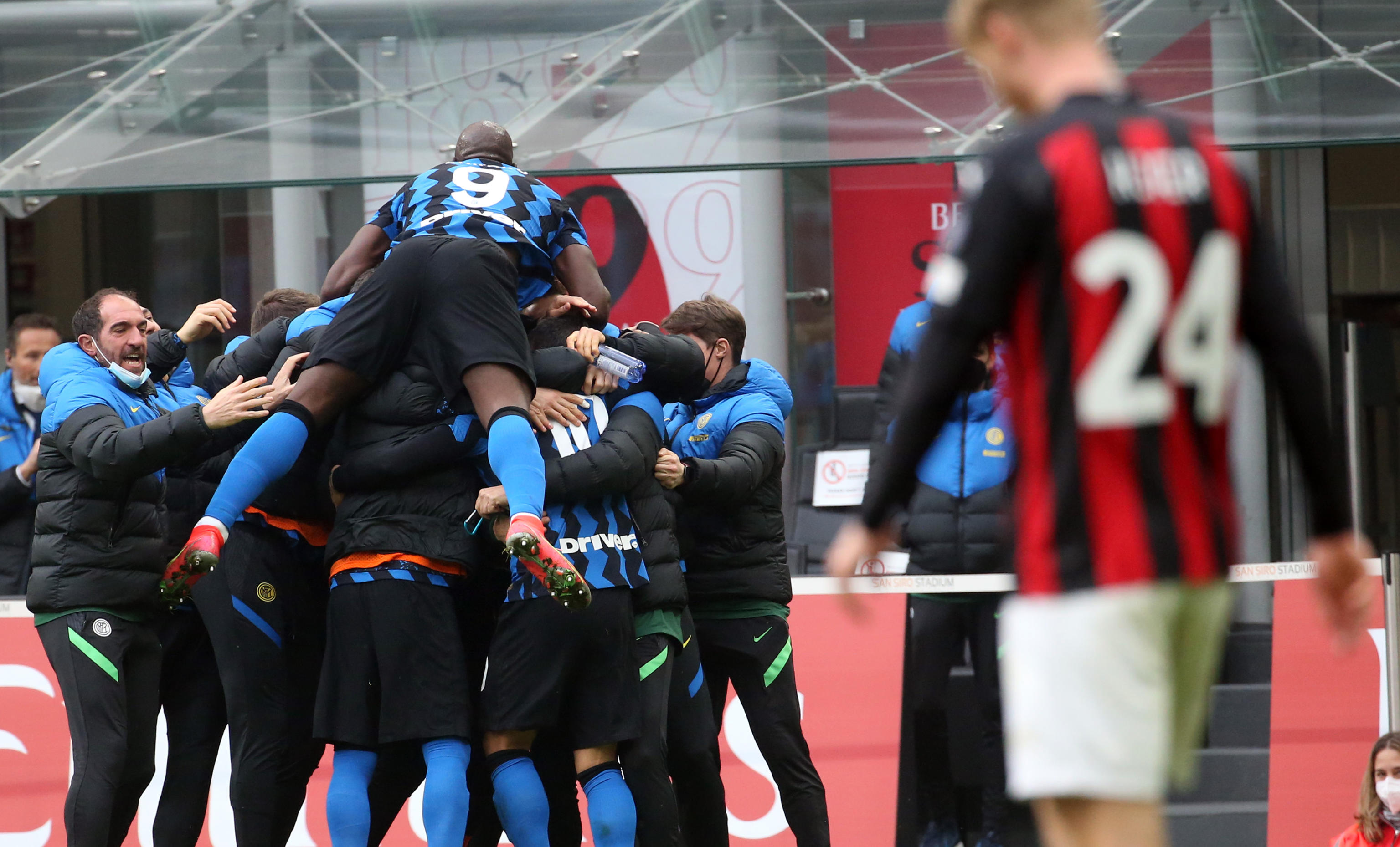 epa09028186 Inter players celebrate their second goal during the Italian Serie A soccer match between AC Milan and FC Inter at Giuseppe Meazza stadium in Milan, Italy, 21 February 2021.  EPA-EFE/MATTEO BAZZI
