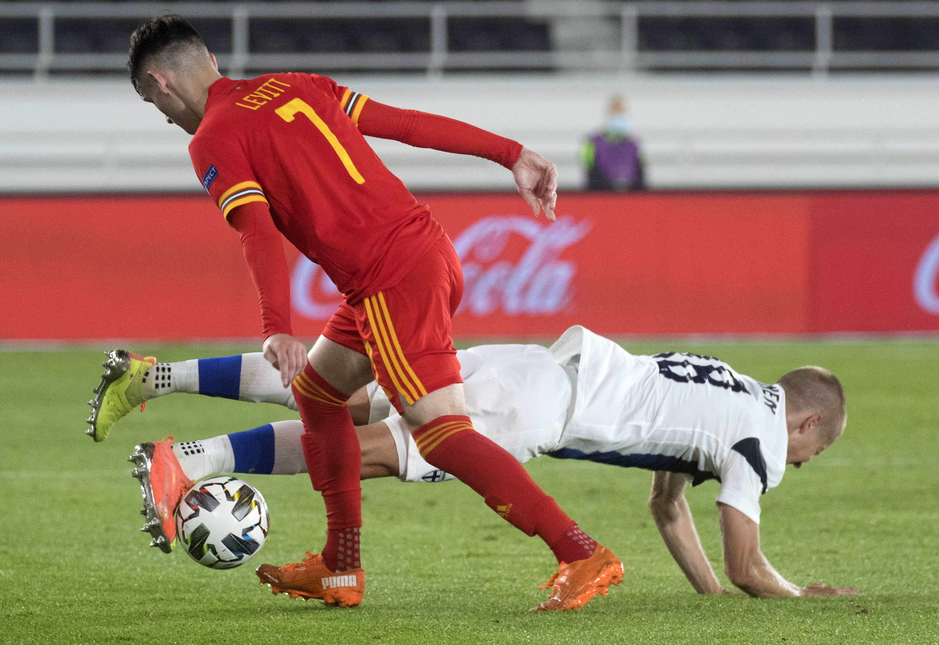 epa08644797 Jere Uronen (R)  of Finland in action against Dylan Levitt of Wales during the UEFA Nations League match between Finland and Wales in Helsinki Finland, 03 September 2020.  EPA-EFE/MAURI RATILAINEN