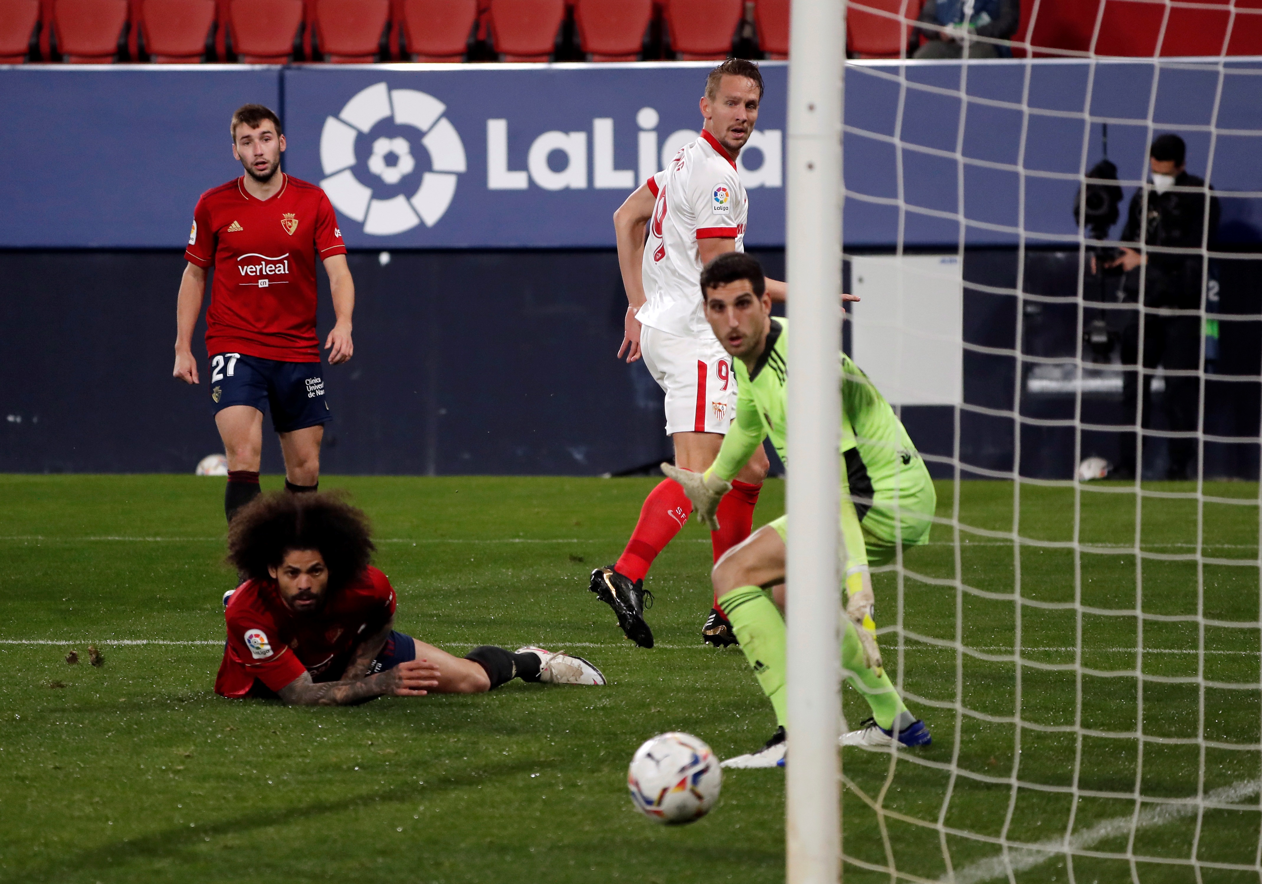 epa09030373 Sevilla FC's Luuk de Jong (C) in action to score the 0-2 lead during a Spanish LaLiga soccer match between Osasuna and Sevilla FC at El Sadar stadium in Pamplona, Navarra, northern Spain, 22 February 2021.  EPA-EFE/Villar Lopez