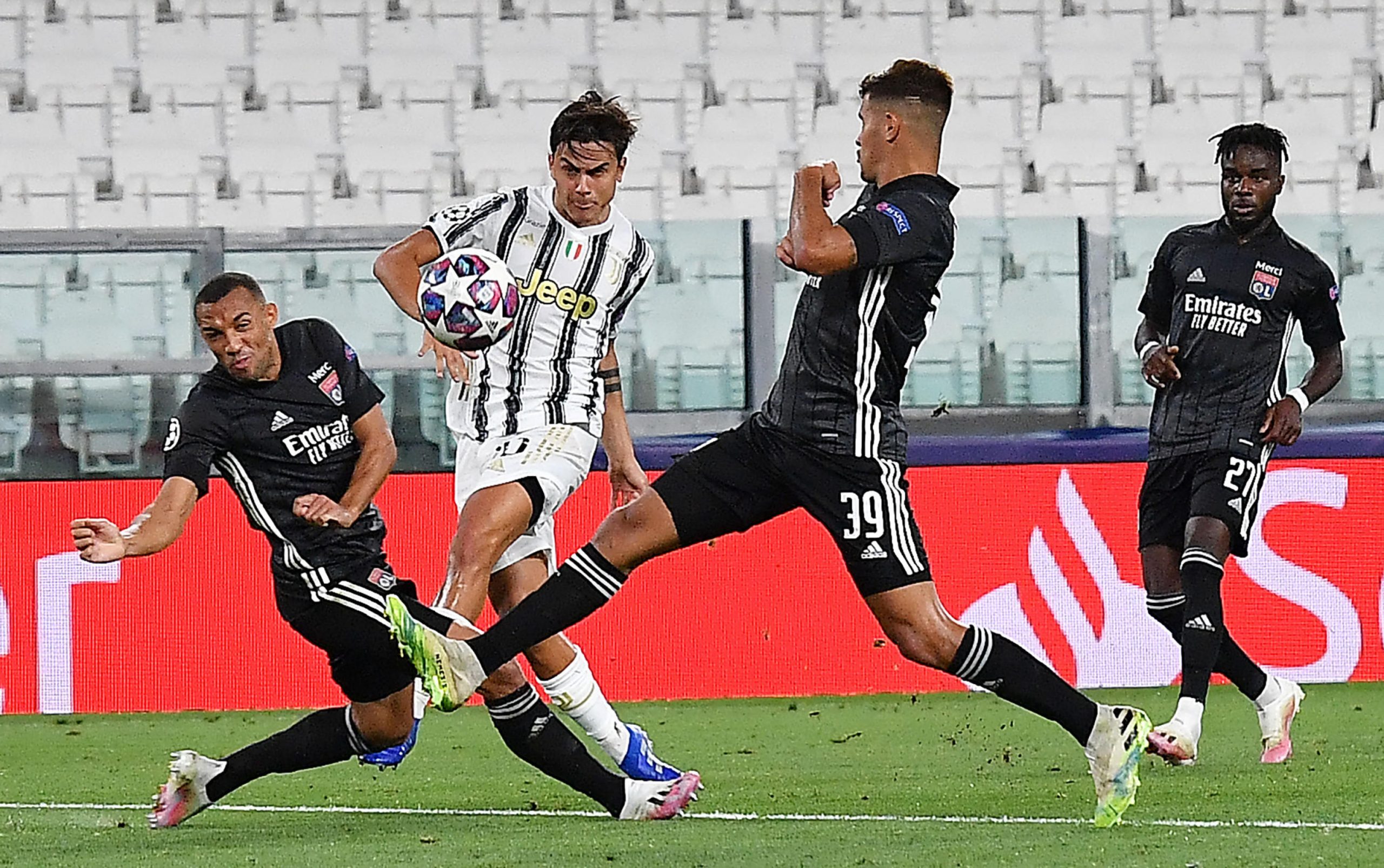 epa08590751 Juventus' Paulo Dybala in action during the UEFA Champions League round of 16 second leg soccer match Juventus FC vs Olympique Lyon at the Allianz Stadium in Turin, Italy, 07 August 2020.  EPA-EFE/ALESSANDRO DI MARCO