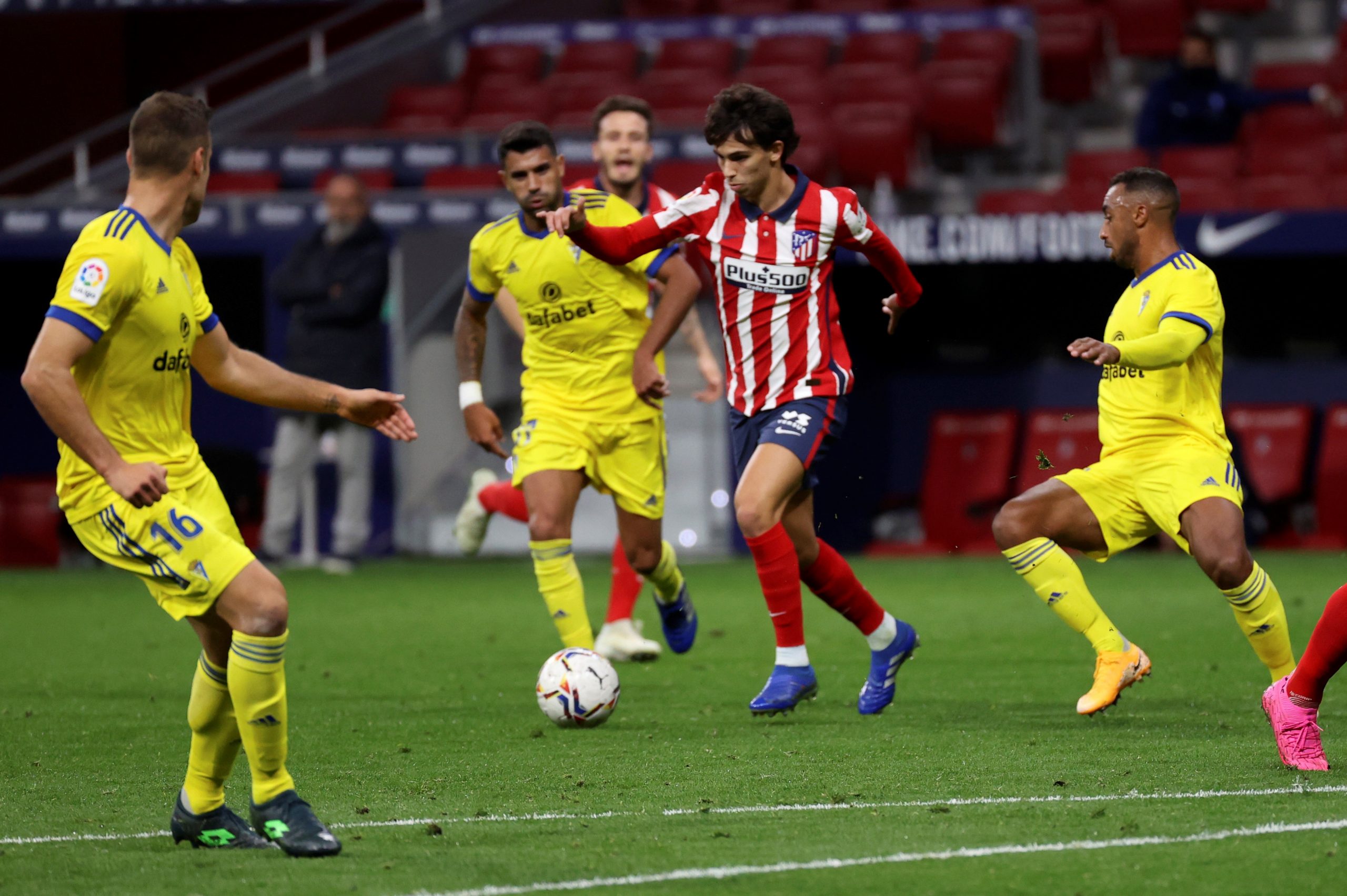 epa08806054 Atletico Madrid's striker Joao Felix (C) in action during the Spanish LaLiga soccer match between Atletico Madrid and Cadiz CF held at Wanda Metropolitano stadium in Madrid, central Spain, 07 November 2020.  EPA-EFE/JuanJo Martin
