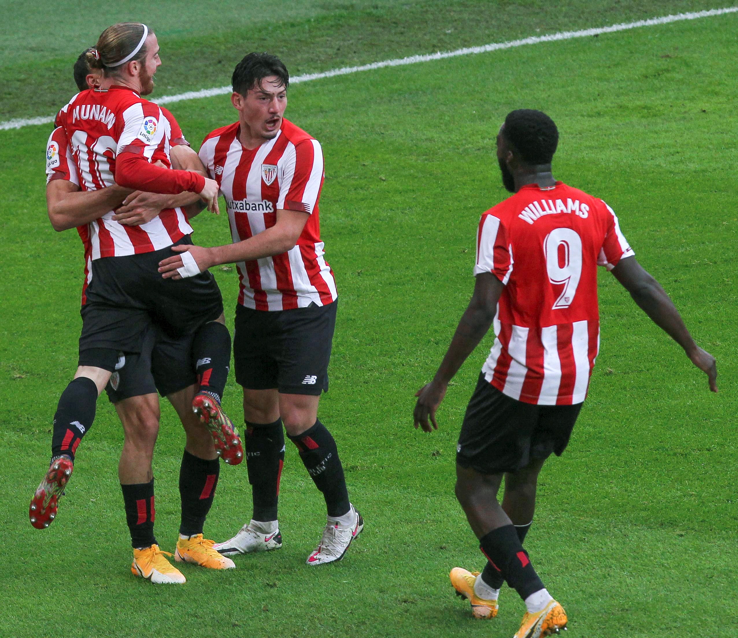 epa08916623 Athletic Bilbao's striker Iker Muniain (L) jubilates with his teammates his goal against Elche during their LaLiga soccer match played at San Mames stadium in Bilbao, Basque Country, Spain on 03 January 2021.  EPA-EFE/Miguel Tona