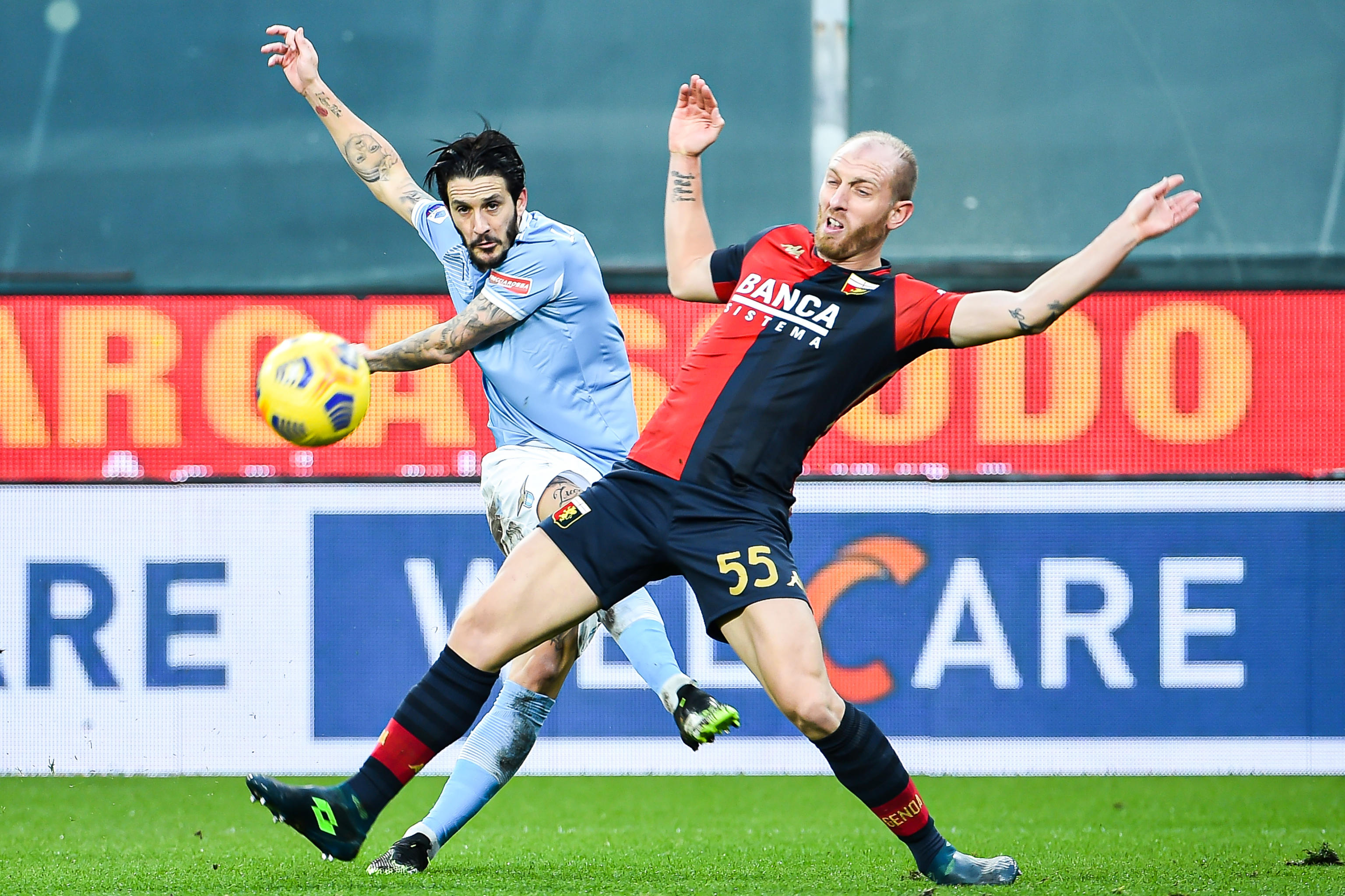 epa08917013 Lazio's Spanish midfielder Luis Alberto (left) shoots past Genoa's Italian defender Andrea Masiello during the Italian Serie A soccer match Genoa Cfc vs Ss Lazio at Luigi Ferraris stadium in Genoa, Italy, 3 January 2021.  EPA-EFE/SIMONE ARVEDA
