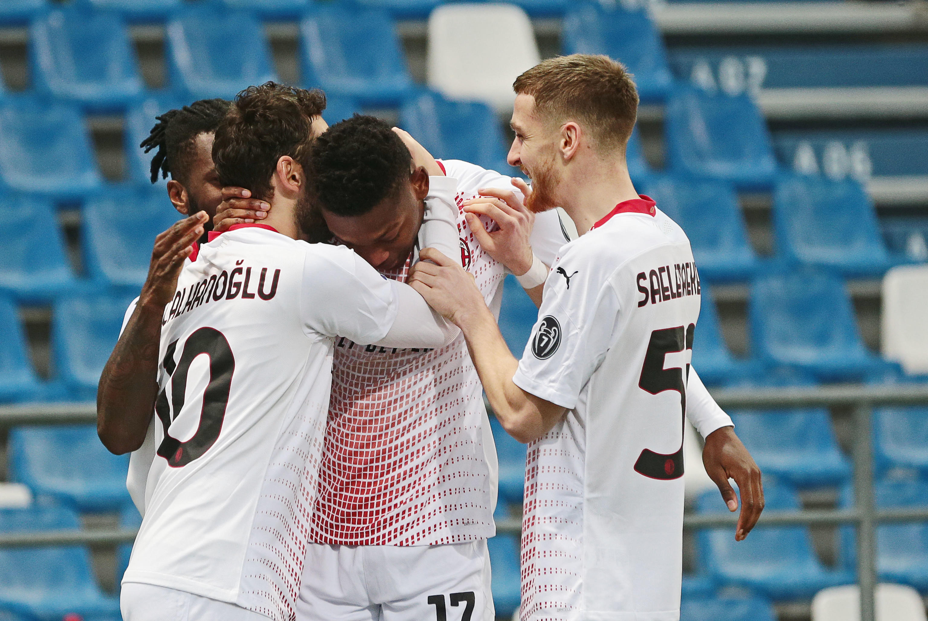 epa08895786 Milan's Rafael Leao (C) celebrates with teammates after scoring a goal during the Italian Serie A soccer match US Sassuolo vs AC Milan at Mapei Stadium in Reggio Emilia, Italy, 20 December 2020.  EPA-EFE/SERENA CAMPANINI