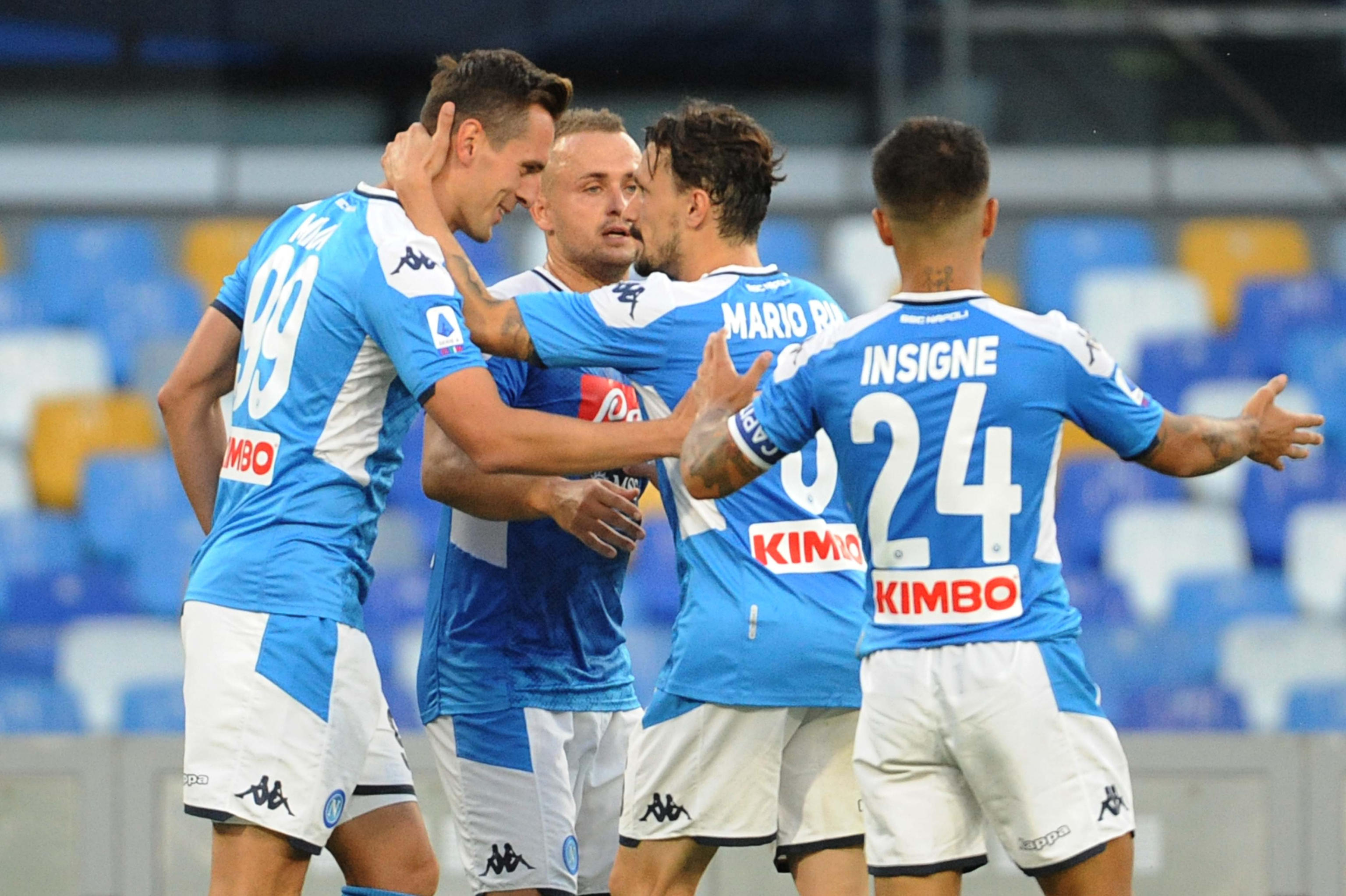 epa08555405 Napoli's Arkadiusz Milik (L) jubilates with his teammate after scoring the 1-1 goal during the Italian Serie A soccer match between  SSC Napoli and FC Udinese at the San Paolo stadium in Naples, Italy, 19 July 2020.  EPA-EFE/CESARE ABBATE