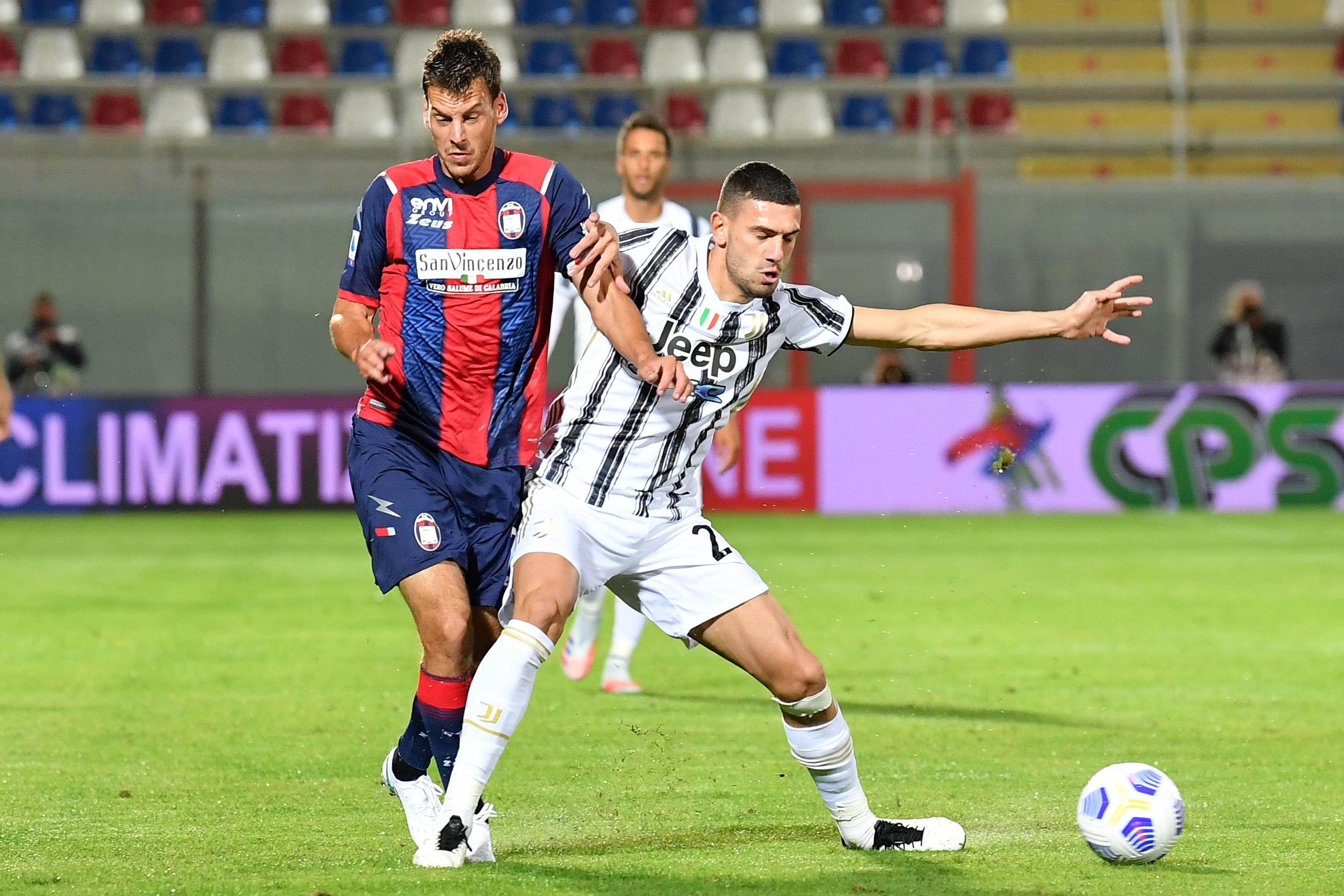 epa08754283 Crotone's Milos Vulic (L) and Juventus' Merih Demiral (R) in action during the Italian Serie A soccer match between FC Crotone and Juventus FC at Ezio Scida stadium in Crotone, Italy, 17 October 2020.  EPA-EFE/CARMELO IMBESI