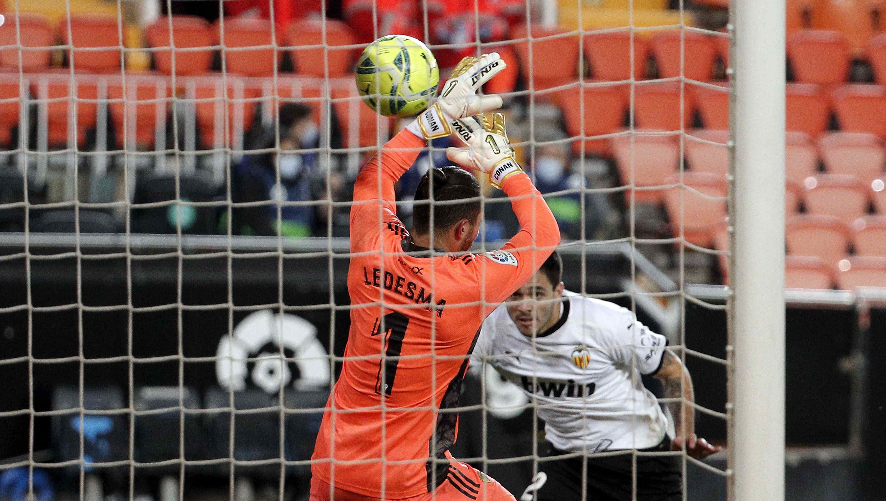 epa08919368 Valencia's striker Maxi Gomez (R) scores the 1-1 goal during the Spanish LaLiga soccer match between Valencia CF and Cadiz CF held at Ciutat de Valencia stadium, in Valencia, Spain, 04 January 2021.  EPA-EFE/MANUEL BRUQUE