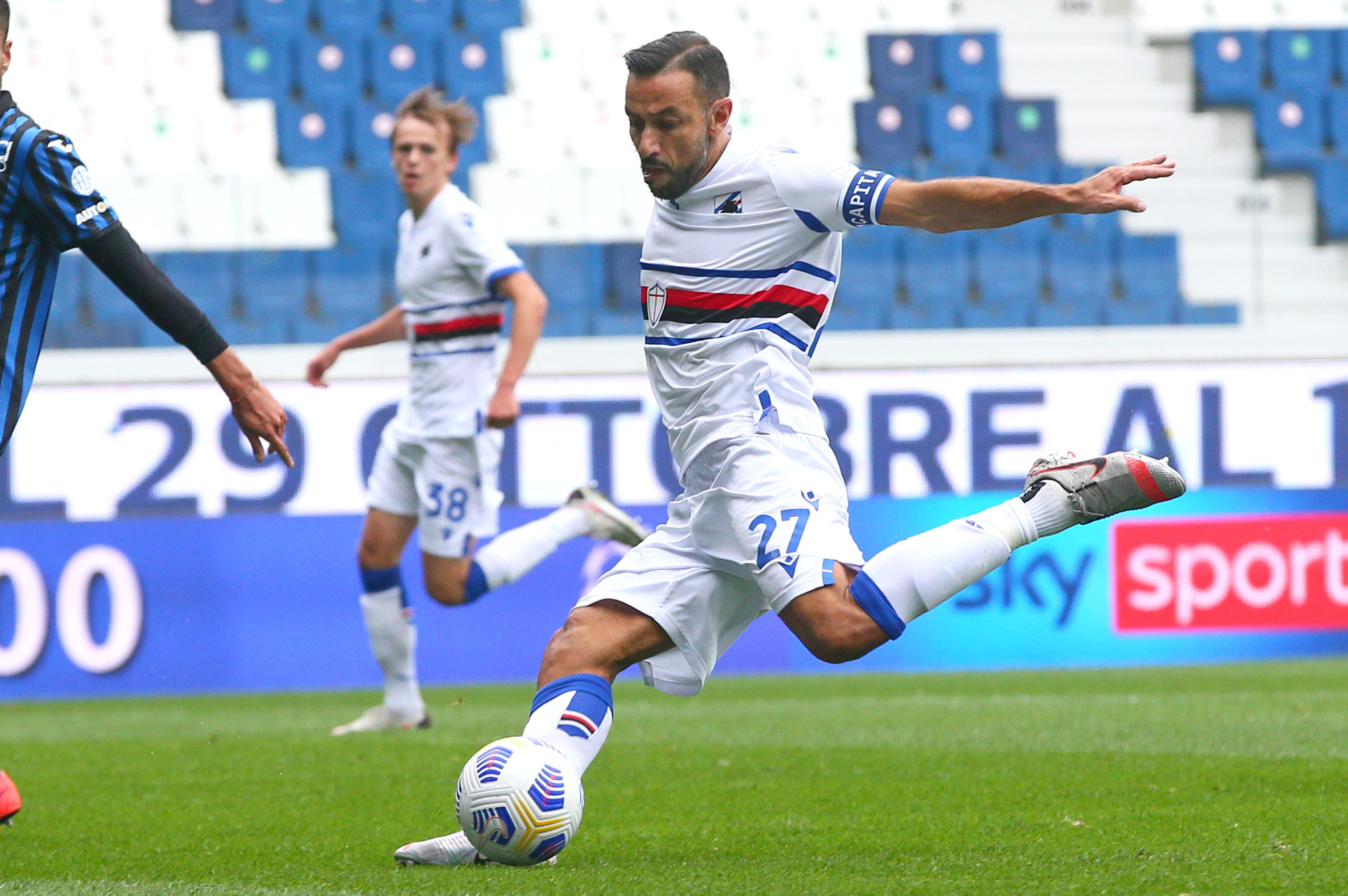 epa08770159 Sampdoria's Fabio Quagliarella scores the first goal for his team during the Italian Serie A soccer match Atalanta BC vs Sampdoria at Gewiss Stadium in Bergamo, Italy, 24 October 2020.  EPA-EFE/PAOLO MAGNI